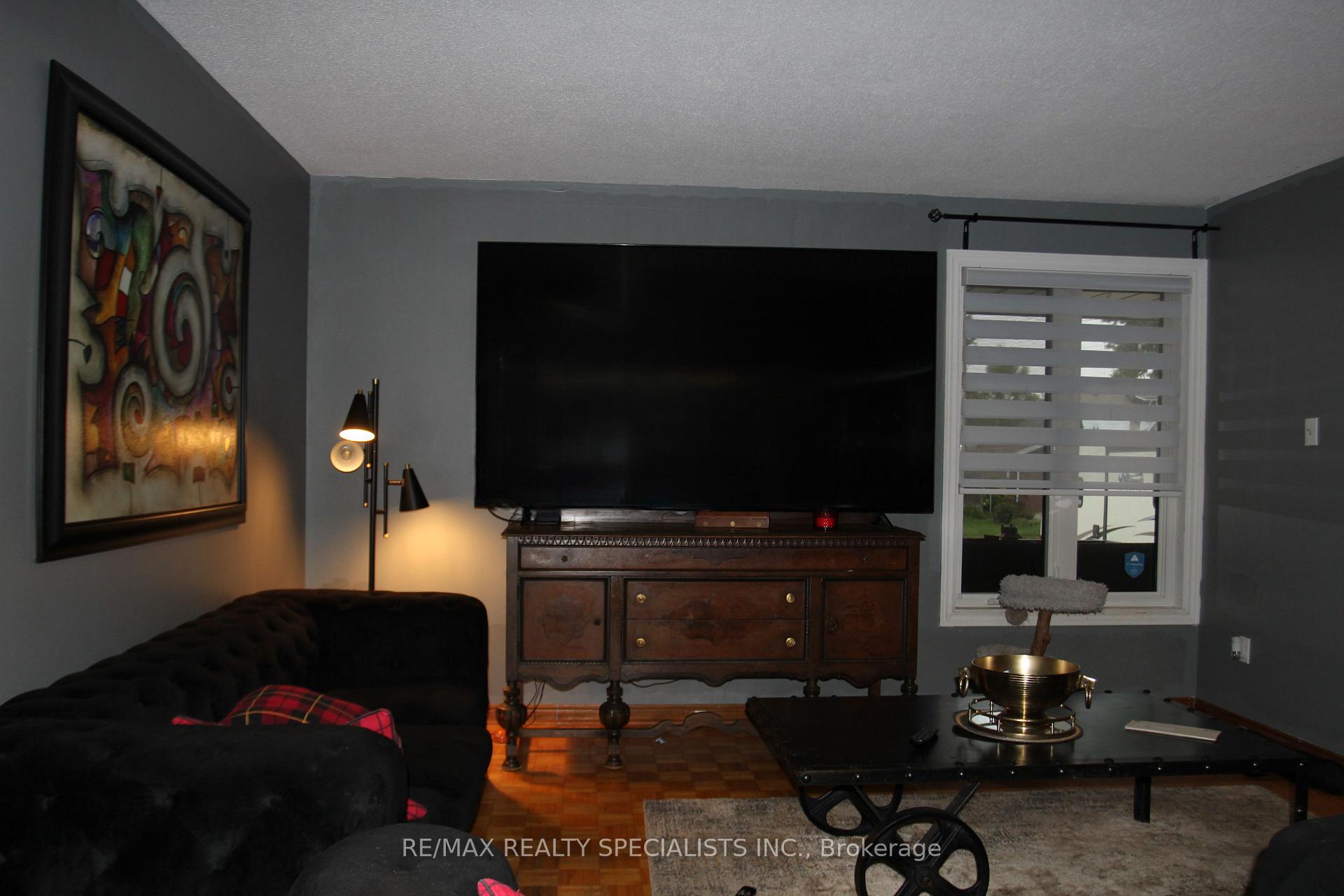 Photo 3 of 31 Laburnham Avenue, Etobicoke, Long Branch — HOMEH