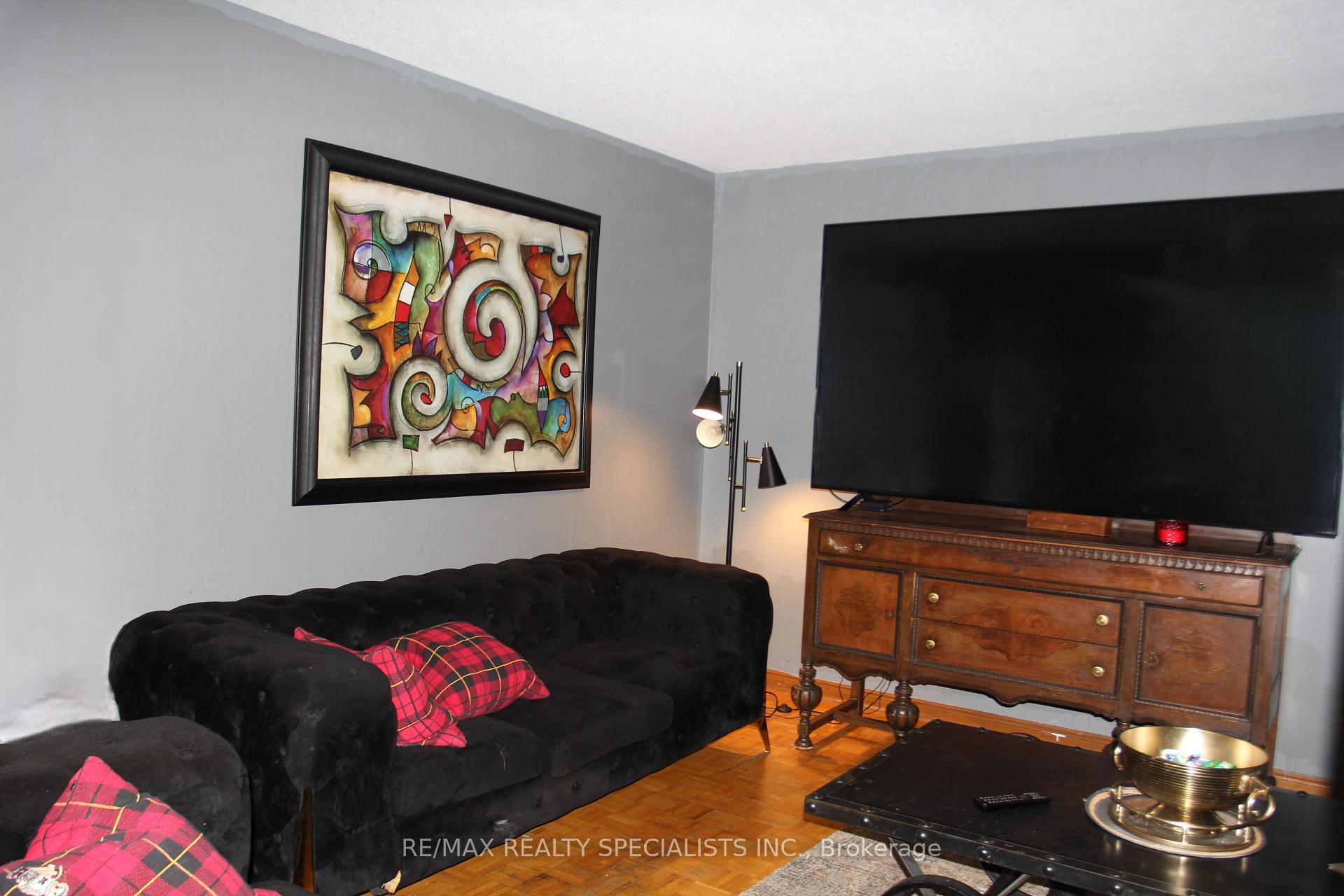 Photo 4 of 31 Laburnham Avenue, Etobicoke, Long Branch — HOMEH