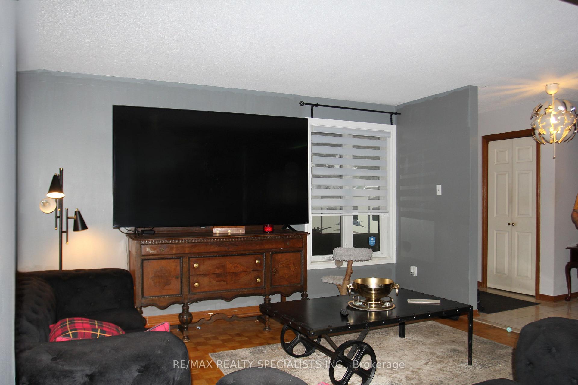 Photo 5 of 31 Laburnham Avenue, Etobicoke, Long Branch — HOMEH
