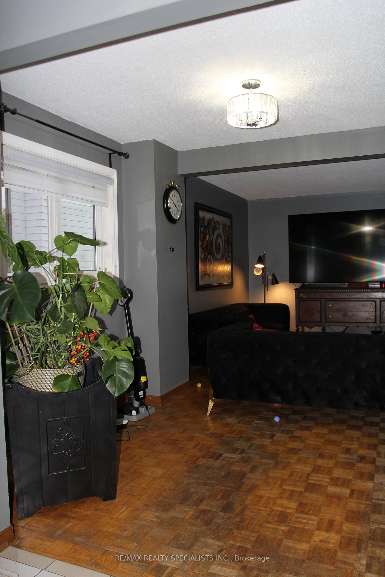 Photo 6 of 31 Laburnham Avenue, Etobicoke, Long Branch — HOMEH
