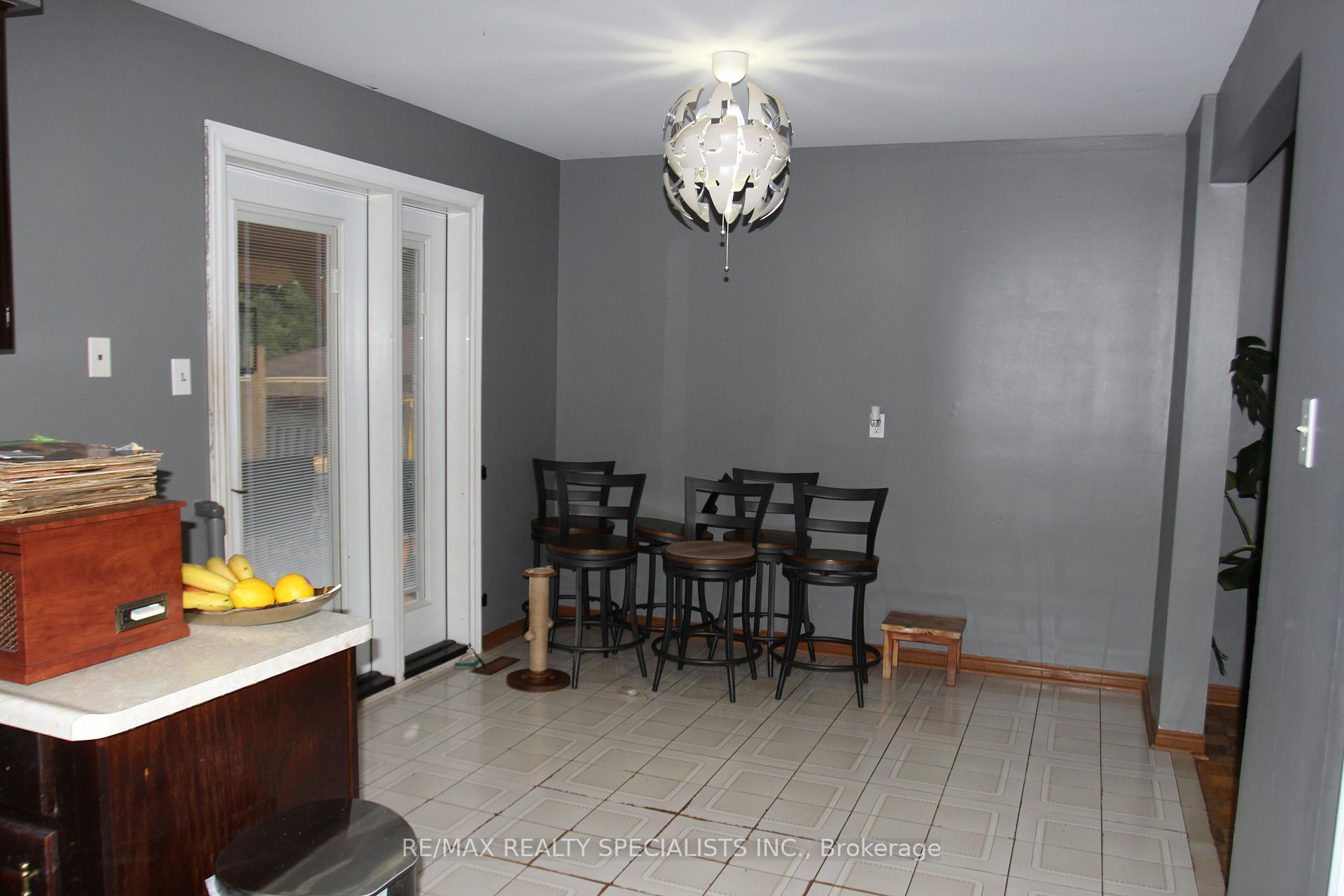 Photo 9 of 31 Laburnham Avenue, Etobicoke, Long Branch — HOMEH