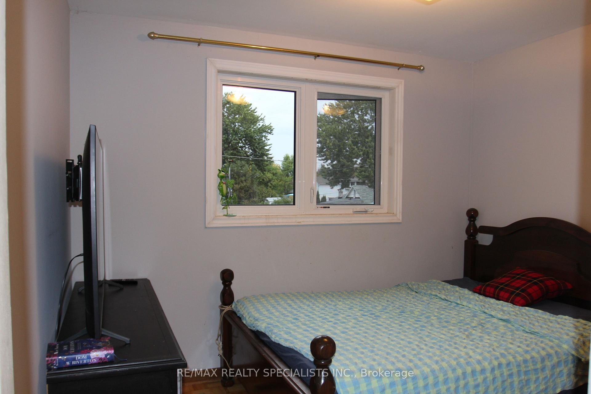 Photo 18 of 31 Laburnham Avenue, Etobicoke, Long Branch — HOMEH
