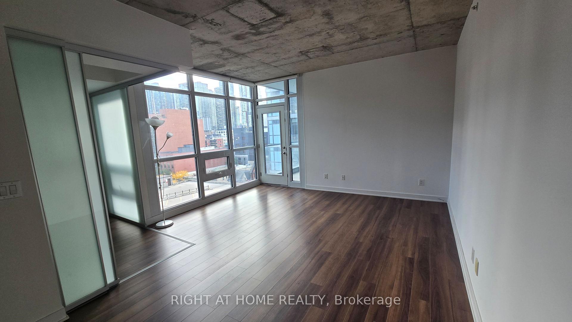 Photo 6 of Unit 914, 210 Simcoe Street, Toronto, Kensington-Chinatown — HOMEH