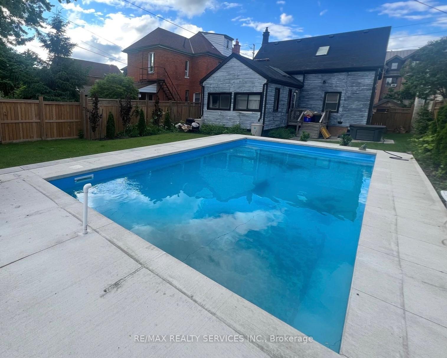 Photo of 323 Charlton Avenue W