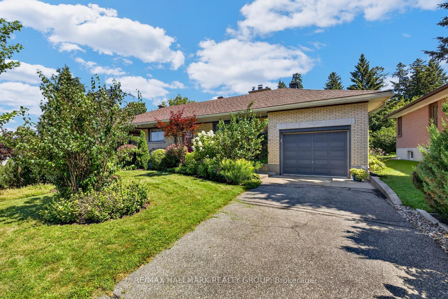 Photo 2 of 811 Iroquois Road, Ottawa, McKellar Heights/Glabar Park — HOMEH
