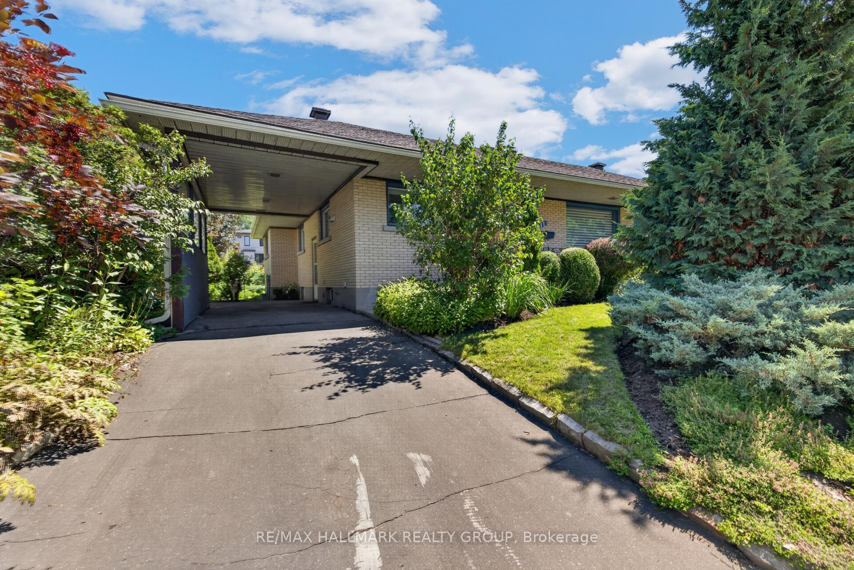 Photo 3 of 811 Iroquois Road, Ottawa, McKellar Heights/Glabar Park — HOMEH