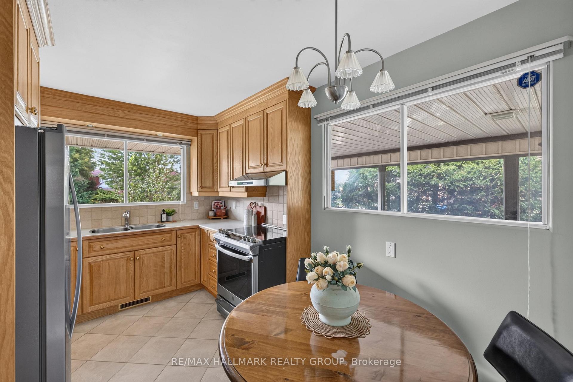 Photo 12 of 811 Iroquois Road, Ottawa, McKellar Heights/Glabar Park — HOMEH