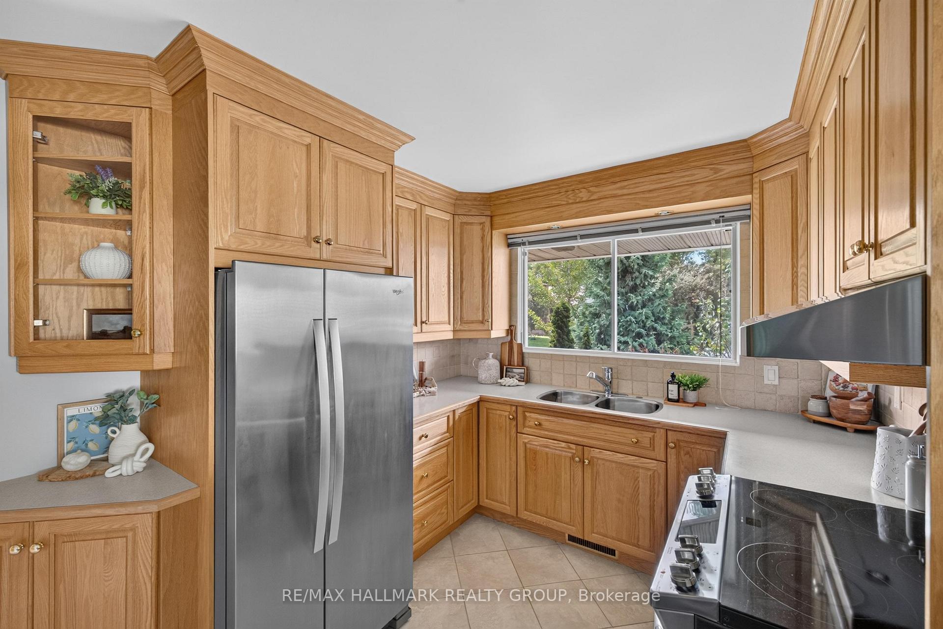 Photo 13 of 811 Iroquois Road, Ottawa, McKellar Heights/Glabar Park — HOMEH