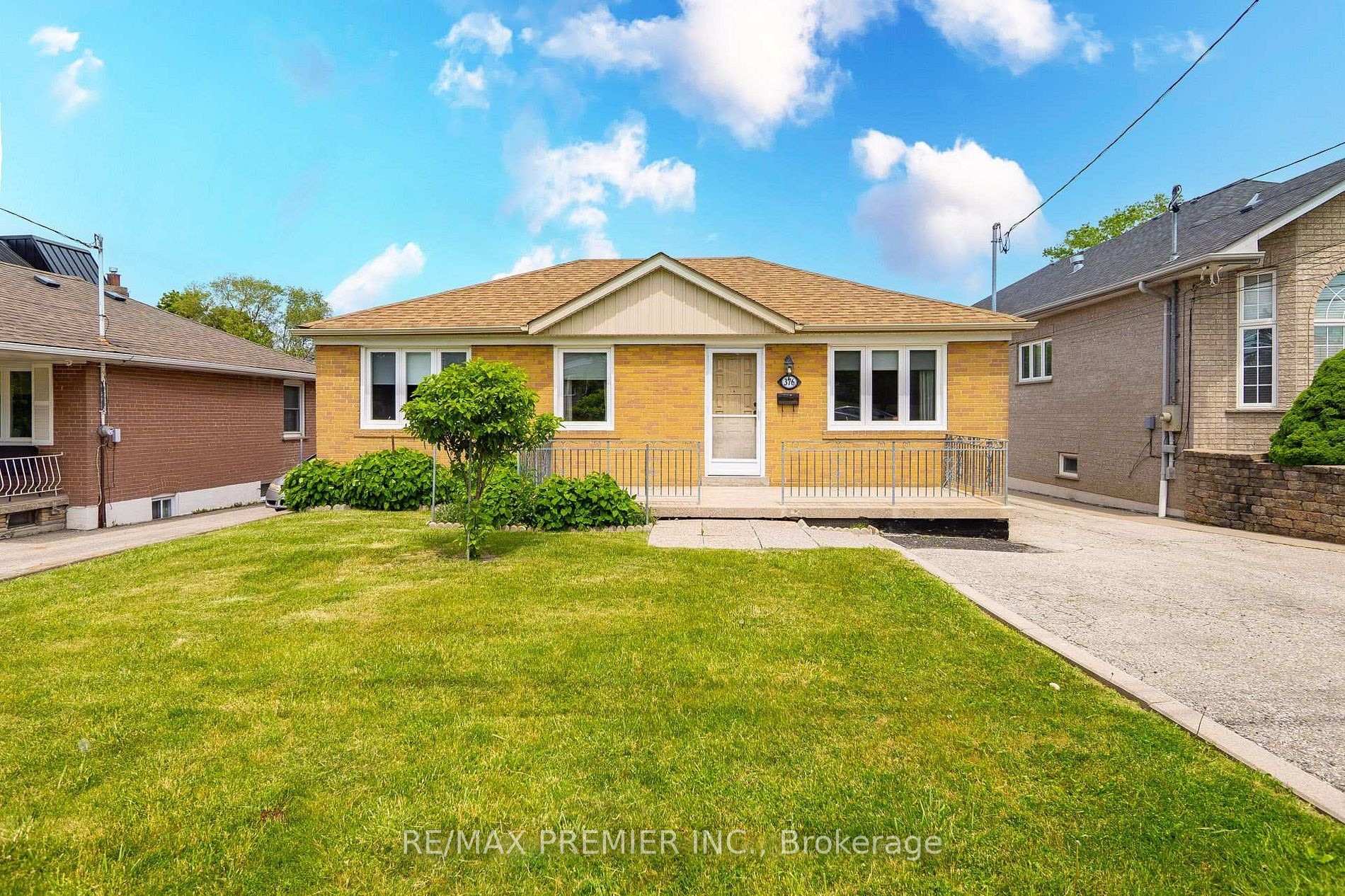 Photo 2 of Unit Main, 376 Rustic Road, North York, Maple Leaf — HOMEH