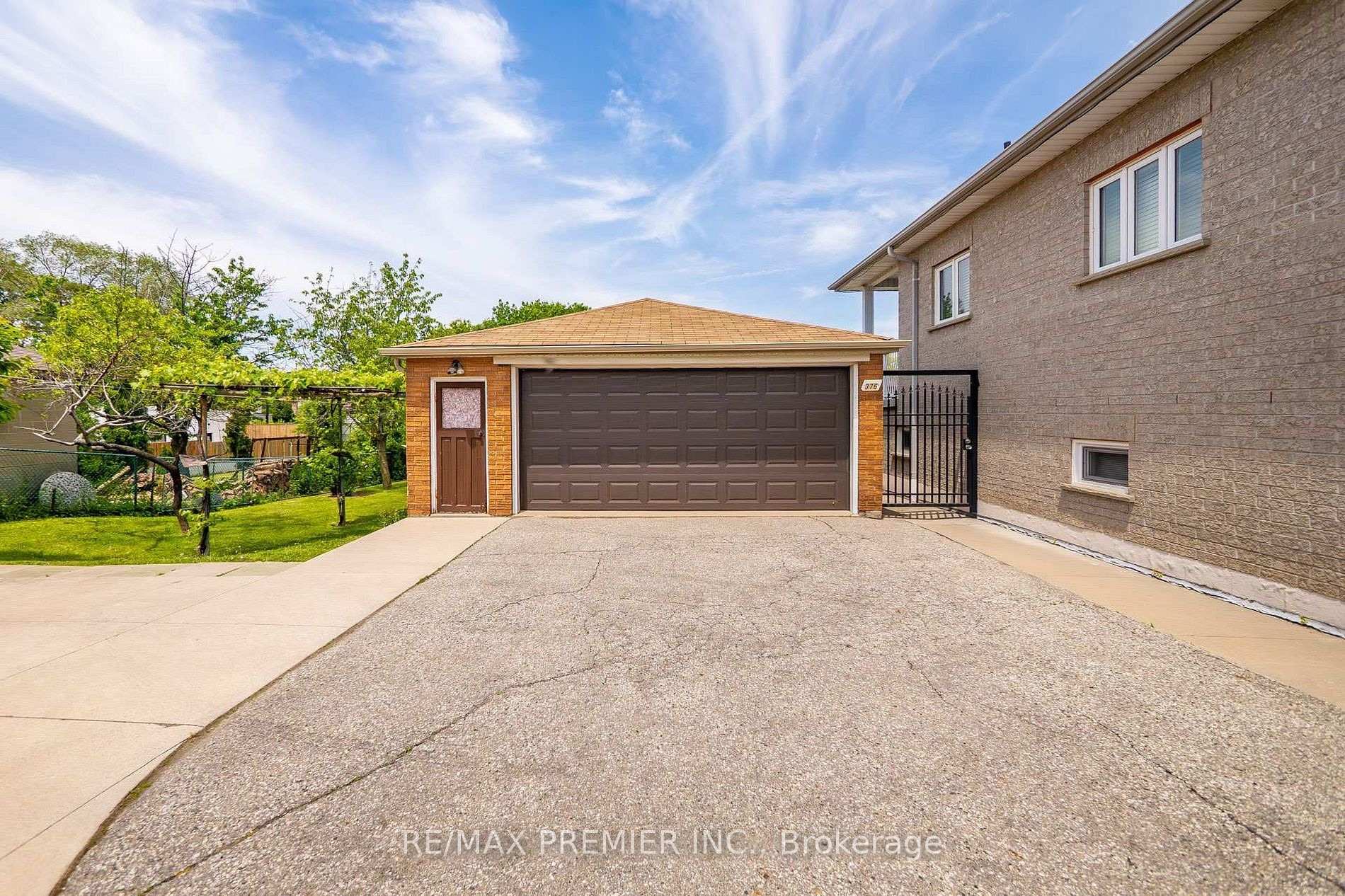 Photo 4 of Unit Main, 376 Rustic Road, North York, Maple Leaf — HOMEH