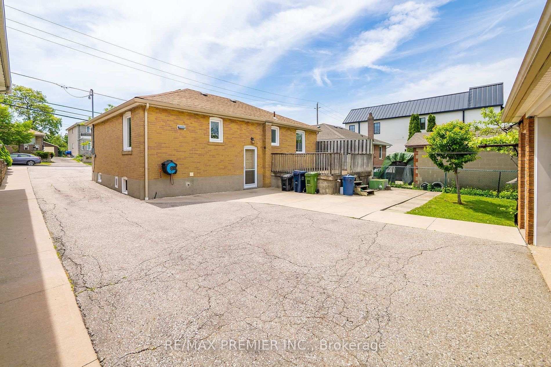 Photo 5 of Unit Main, 376 Rustic Road, North York, Maple Leaf — HOMEH