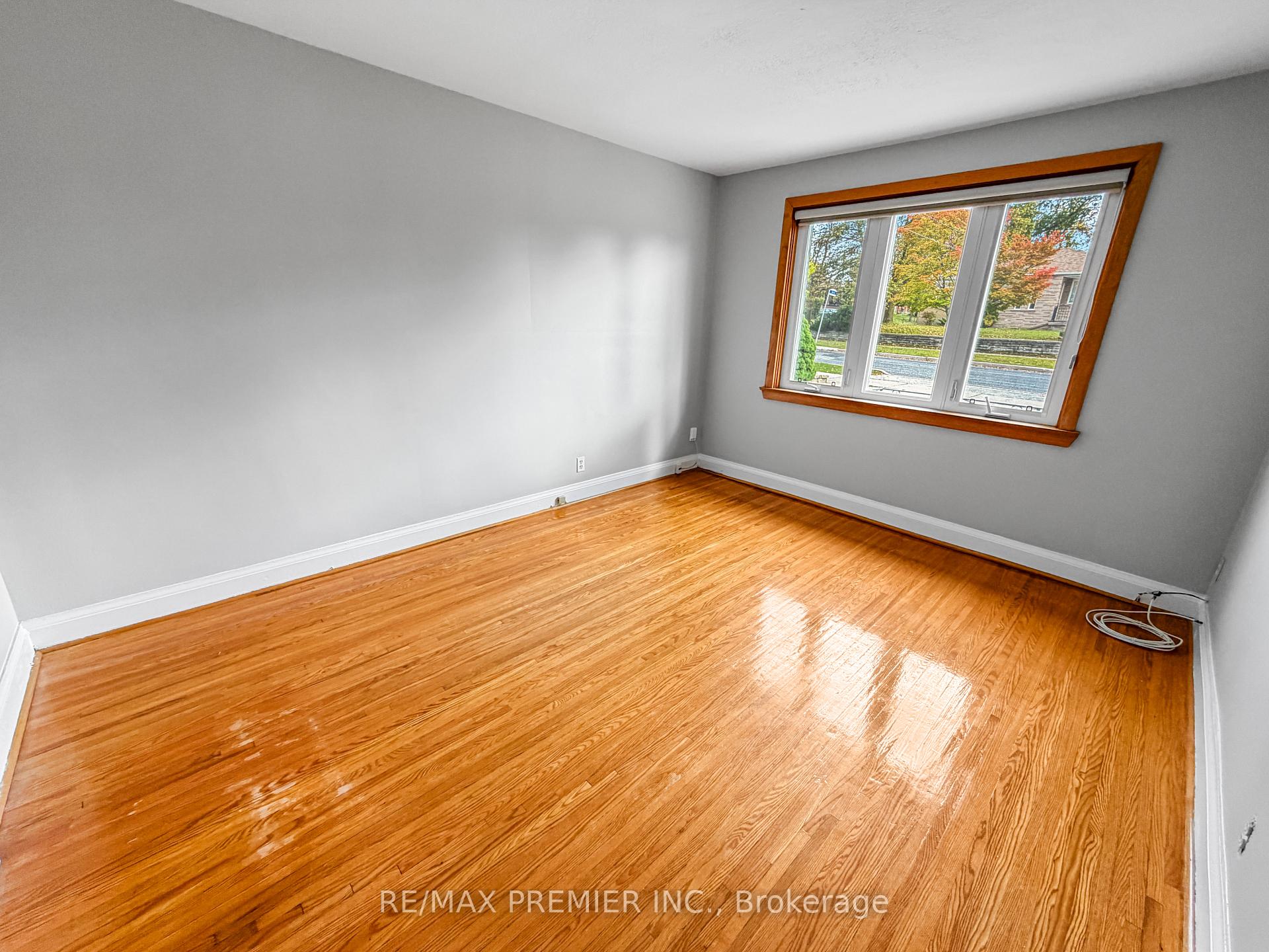 Photo 6 of Unit Main, 376 Rustic Road, North York, Maple Leaf — HOMEH