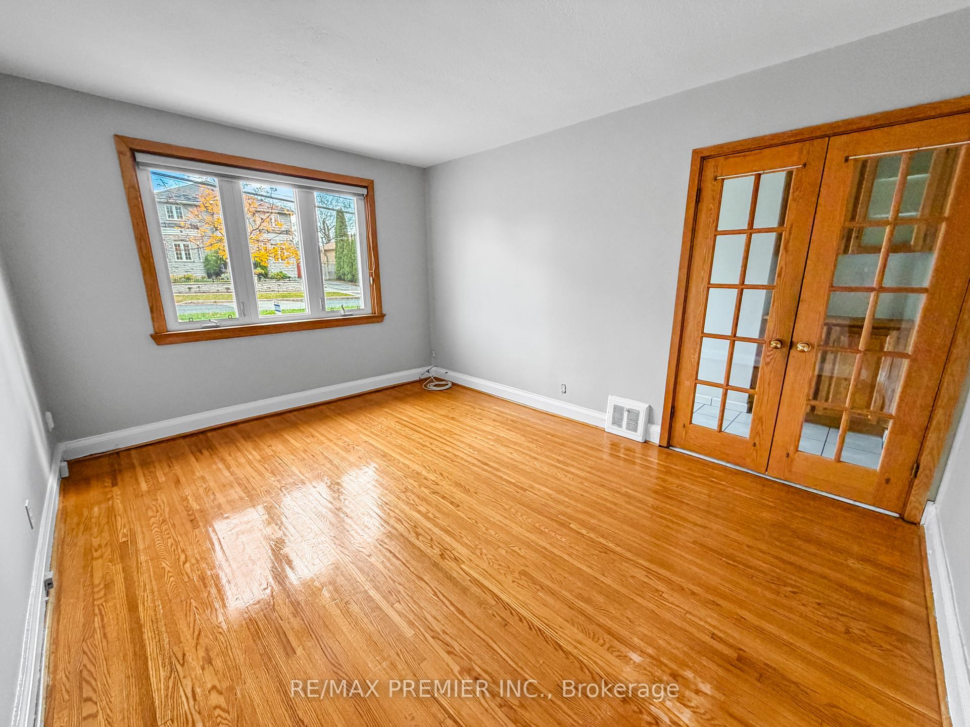 Photo 7 of Unit Main, 376 Rustic Road, North York, Maple Leaf — HOMEH