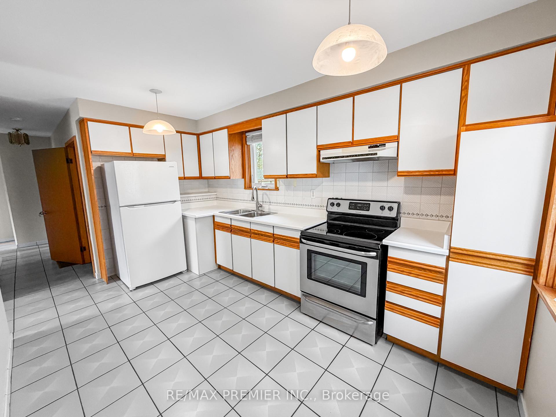 Photo 8 of Unit Main, 376 Rustic Road, North York, Maple Leaf — HOMEH