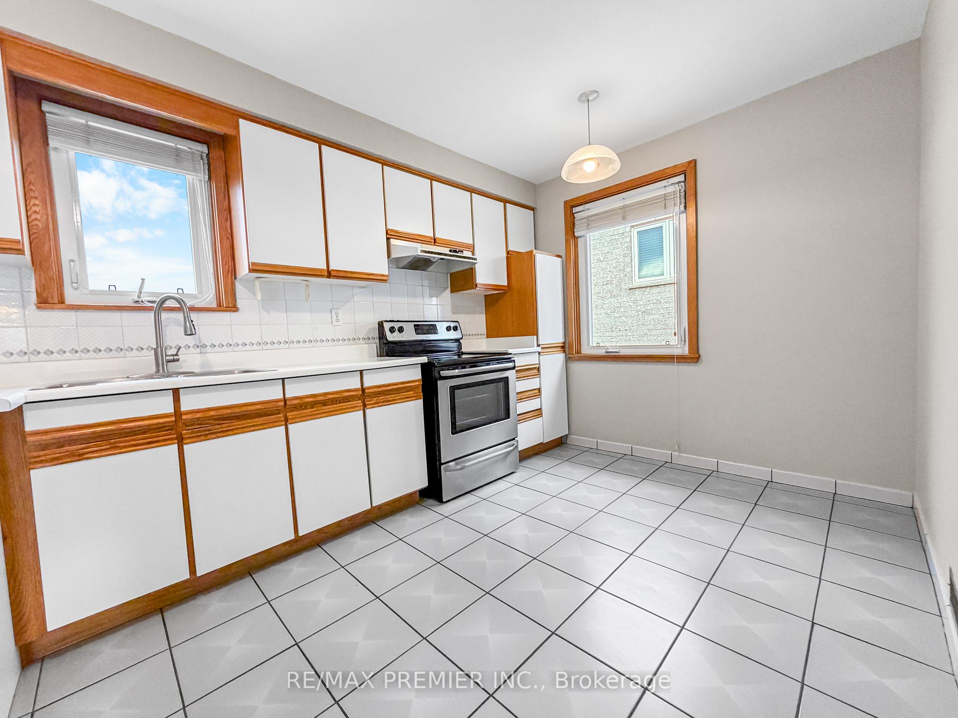 Photo 9 of Unit Main, 376 Rustic Road, North York, Maple Leaf — HOMEH