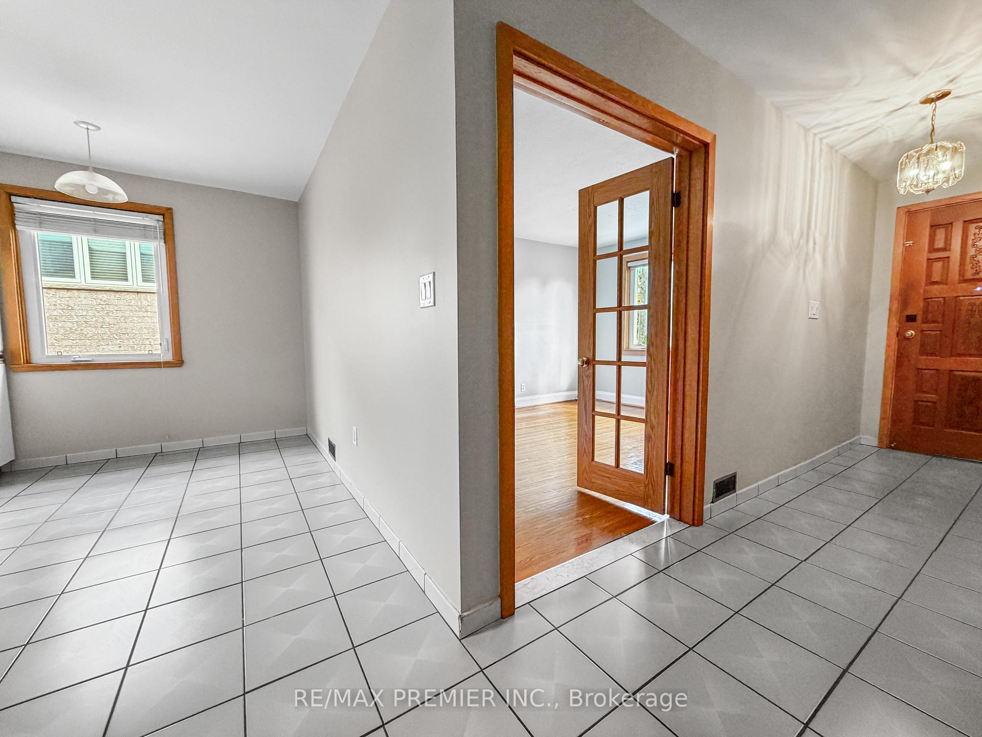 Photo 10 of Unit Main, 376 Rustic Road, North York, Maple Leaf — HOMEH
