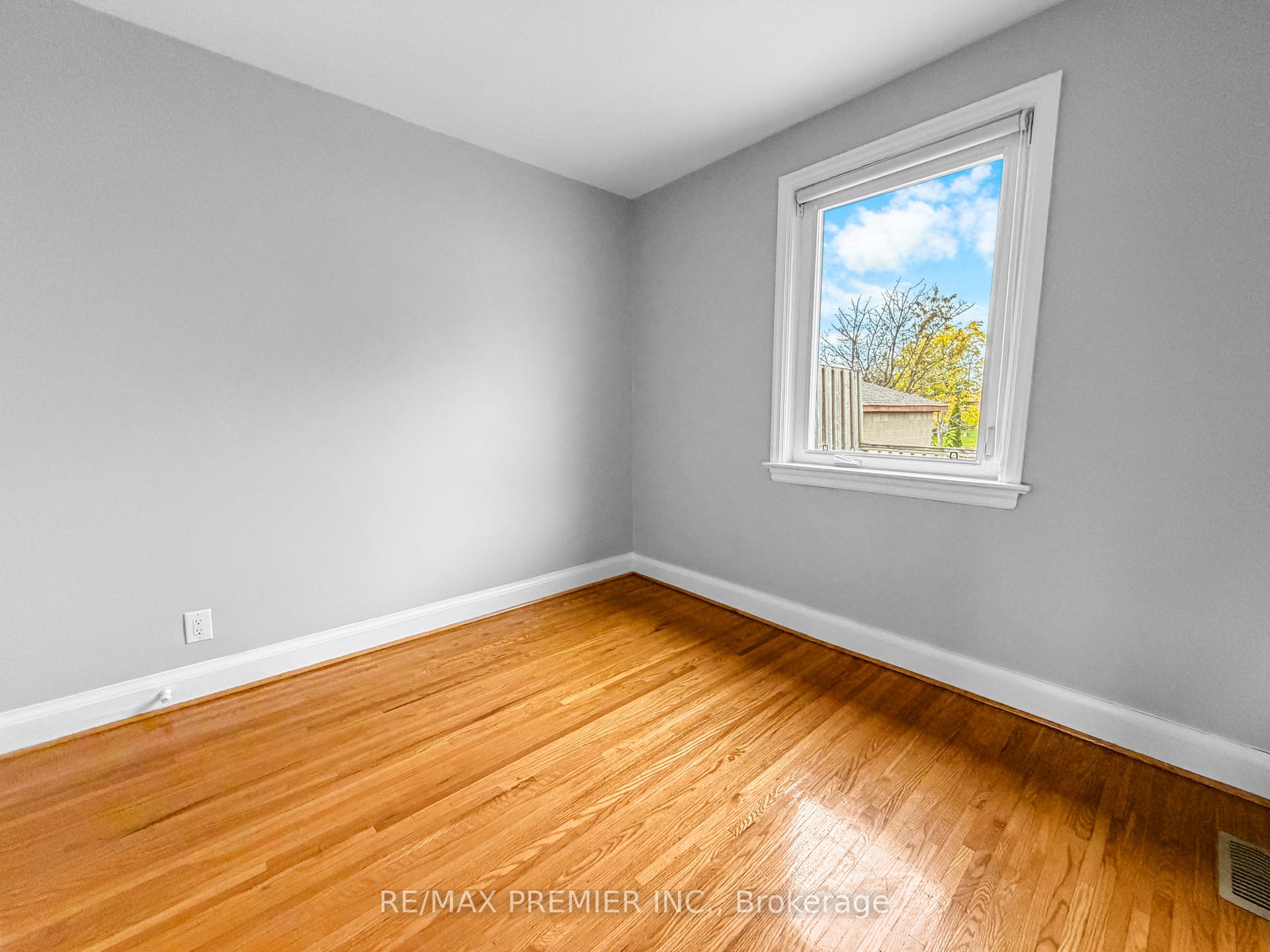 Photo 13 of Unit Main, 376 Rustic Road, North York, Maple Leaf — HOMEH