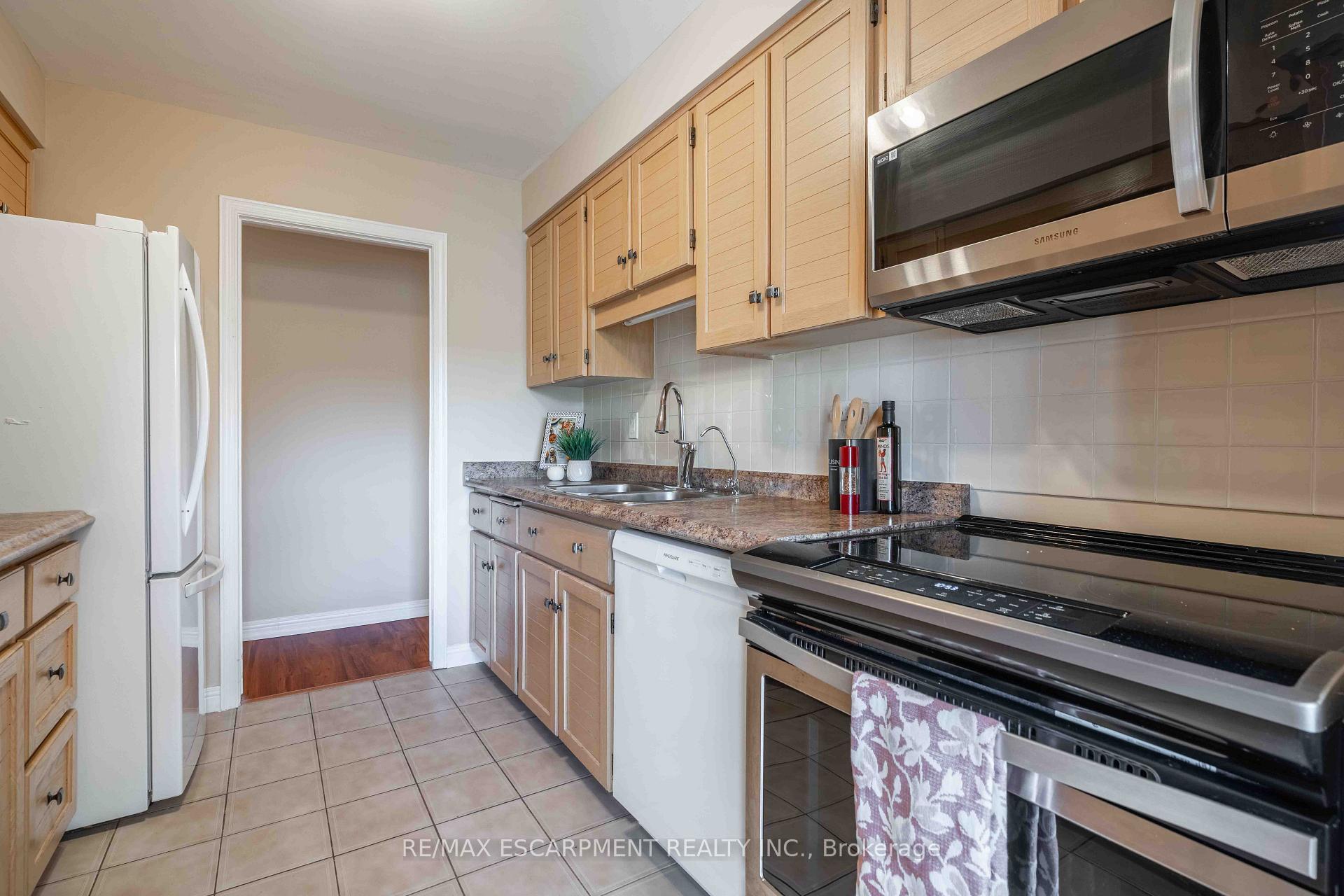 Photo 9 of Unit 6, 606 Village Green Boulevard, Hamilton, Stoney Creek — HOMEH