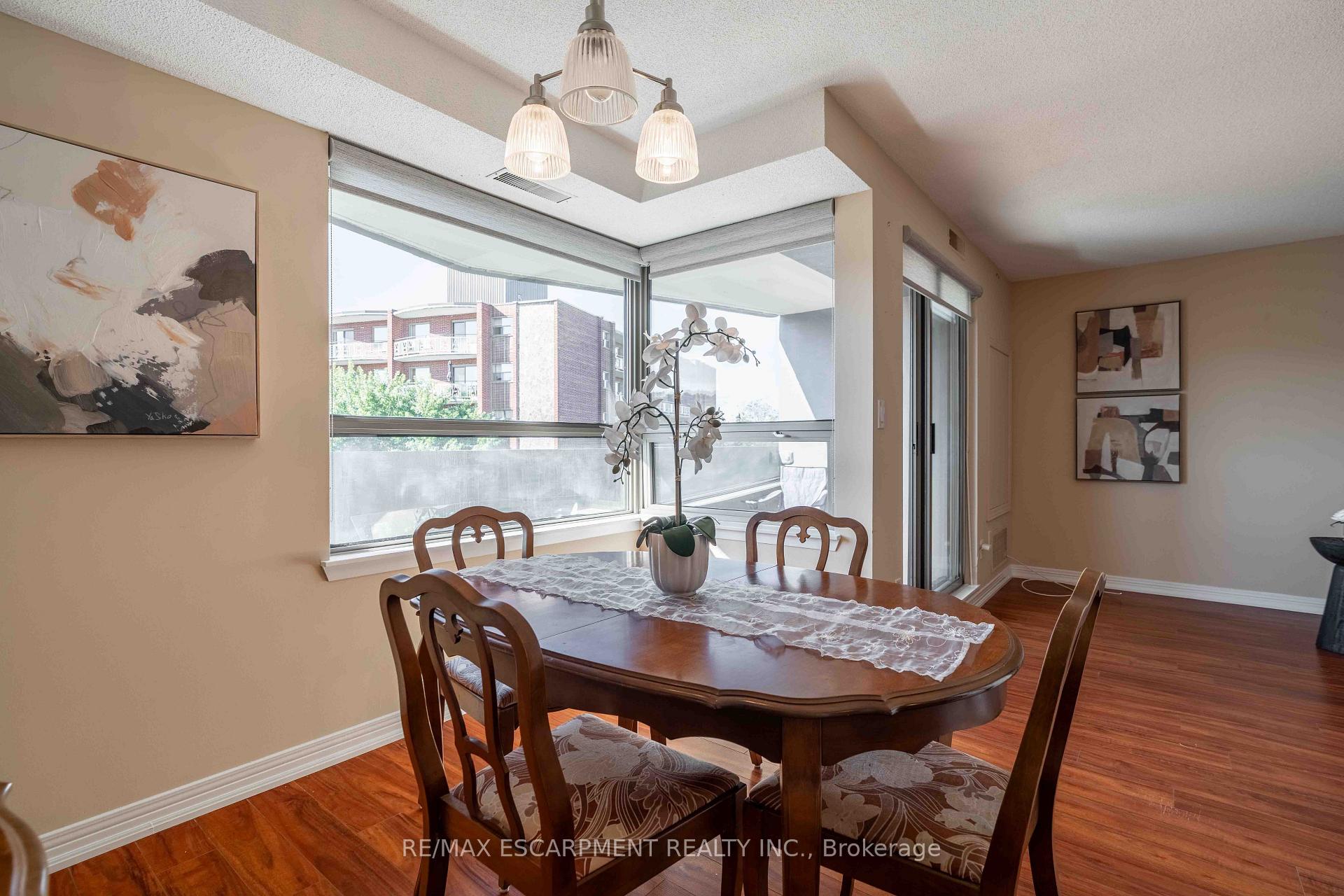Photo 11 of Unit 6, 606 Village Green Boulevard, Hamilton, Stoney Creek — HOMEH