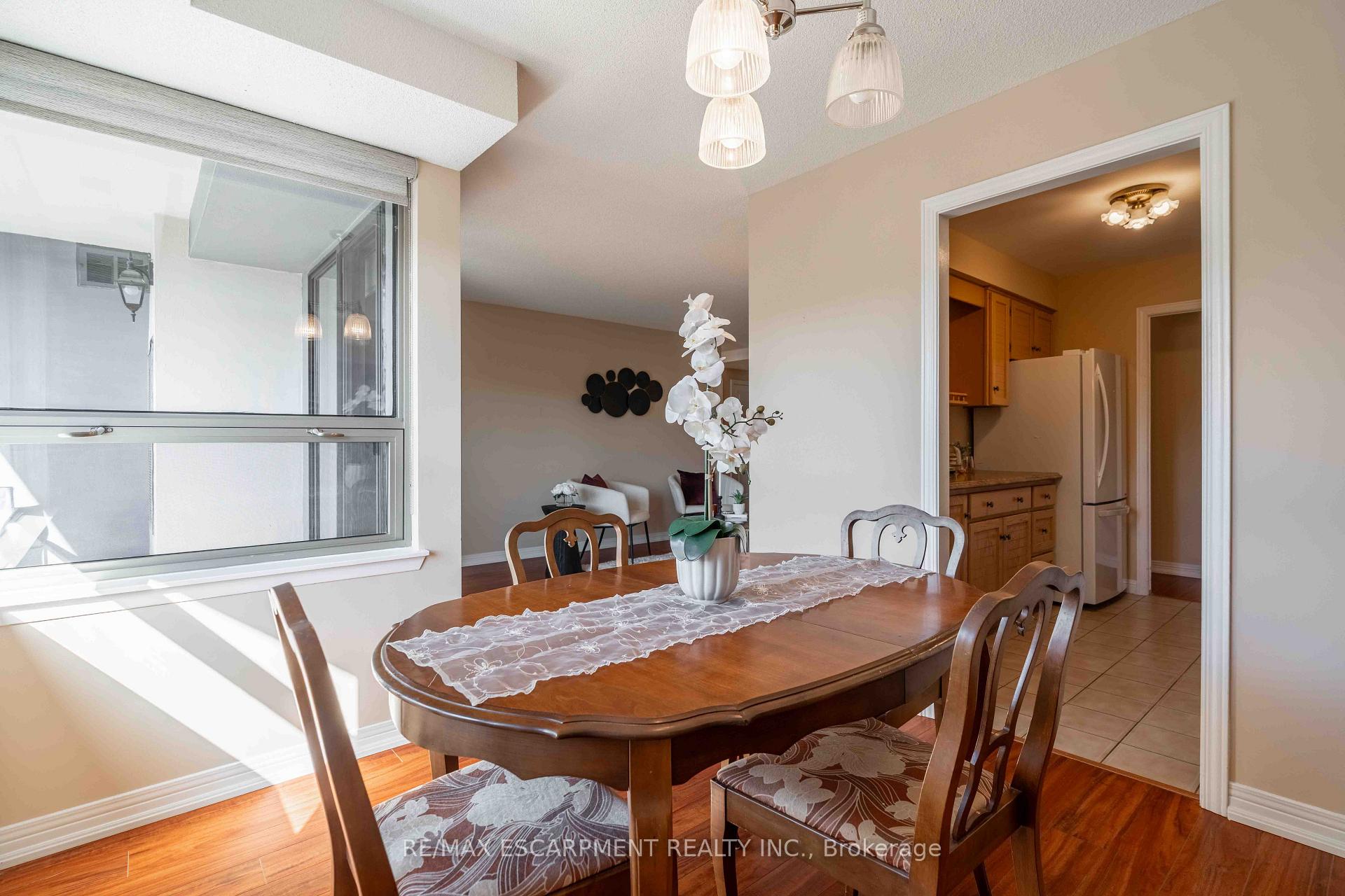 Photo 12 of Unit 6, 606 Village Green Boulevard, Hamilton, Stoney Creek — HOMEH