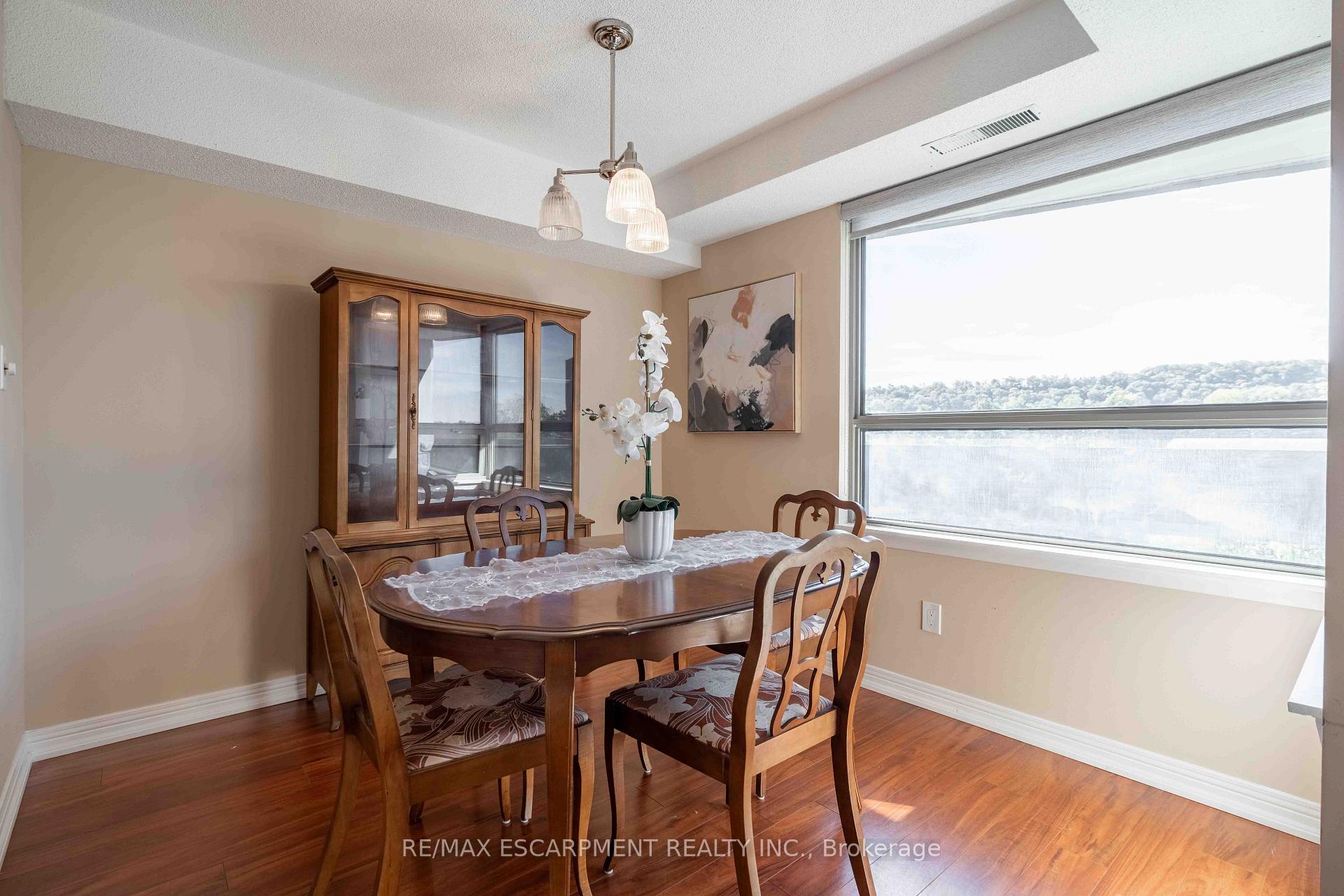 Photo 13 of Unit 6, 606 Village Green Boulevard, Hamilton, Stoney Creek — HOMEH
