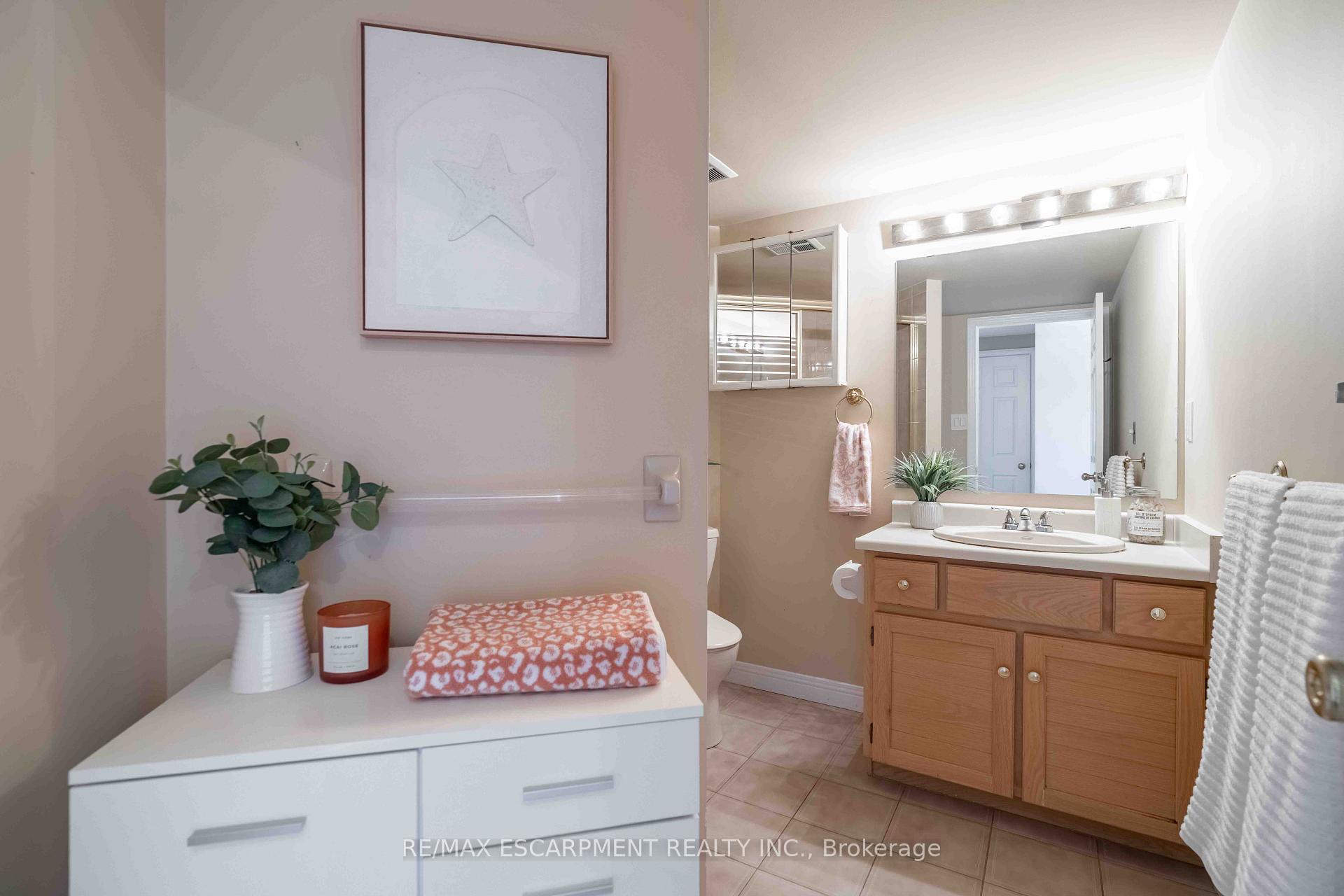 Photo 18 of Unit 6, 606 Village Green Boulevard, Hamilton, Stoney Creek — HOMEH