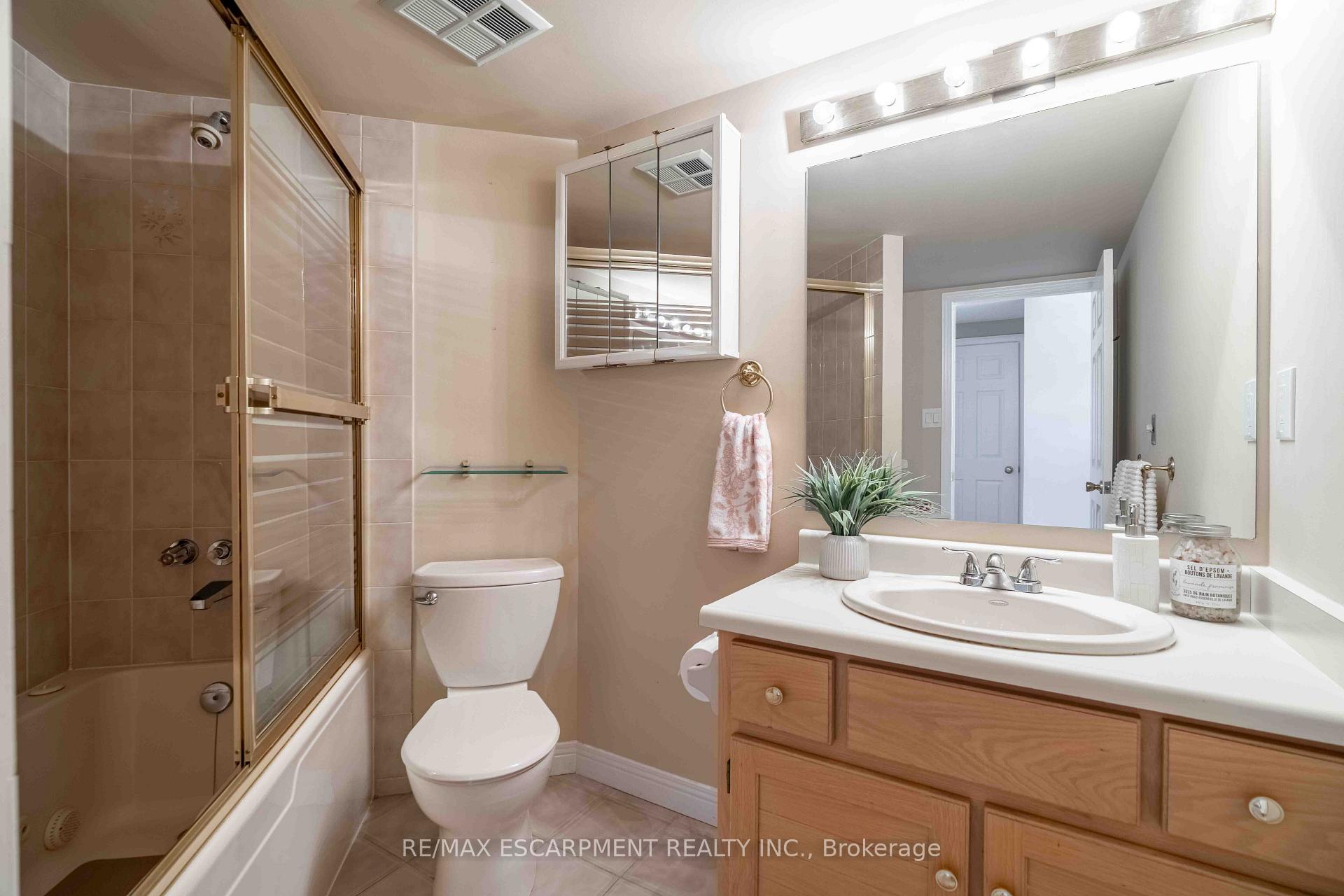 Photo 19 of Unit 6, 606 Village Green Boulevard, Hamilton, Stoney Creek — HOMEH