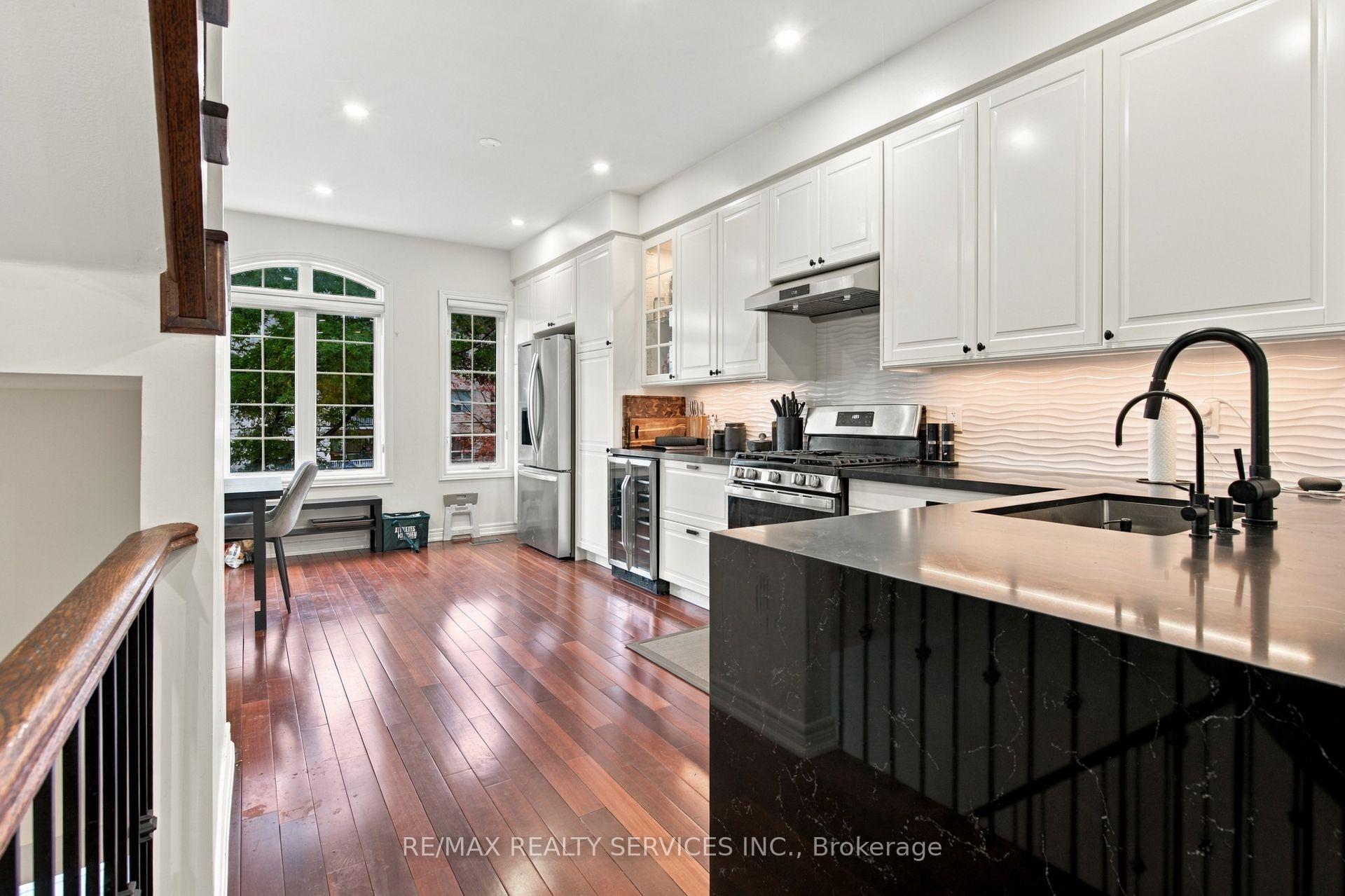 Photo 8 of 38 Bell Manor Drive, Etobicoke, Stonegate-Queensway — HOMEH