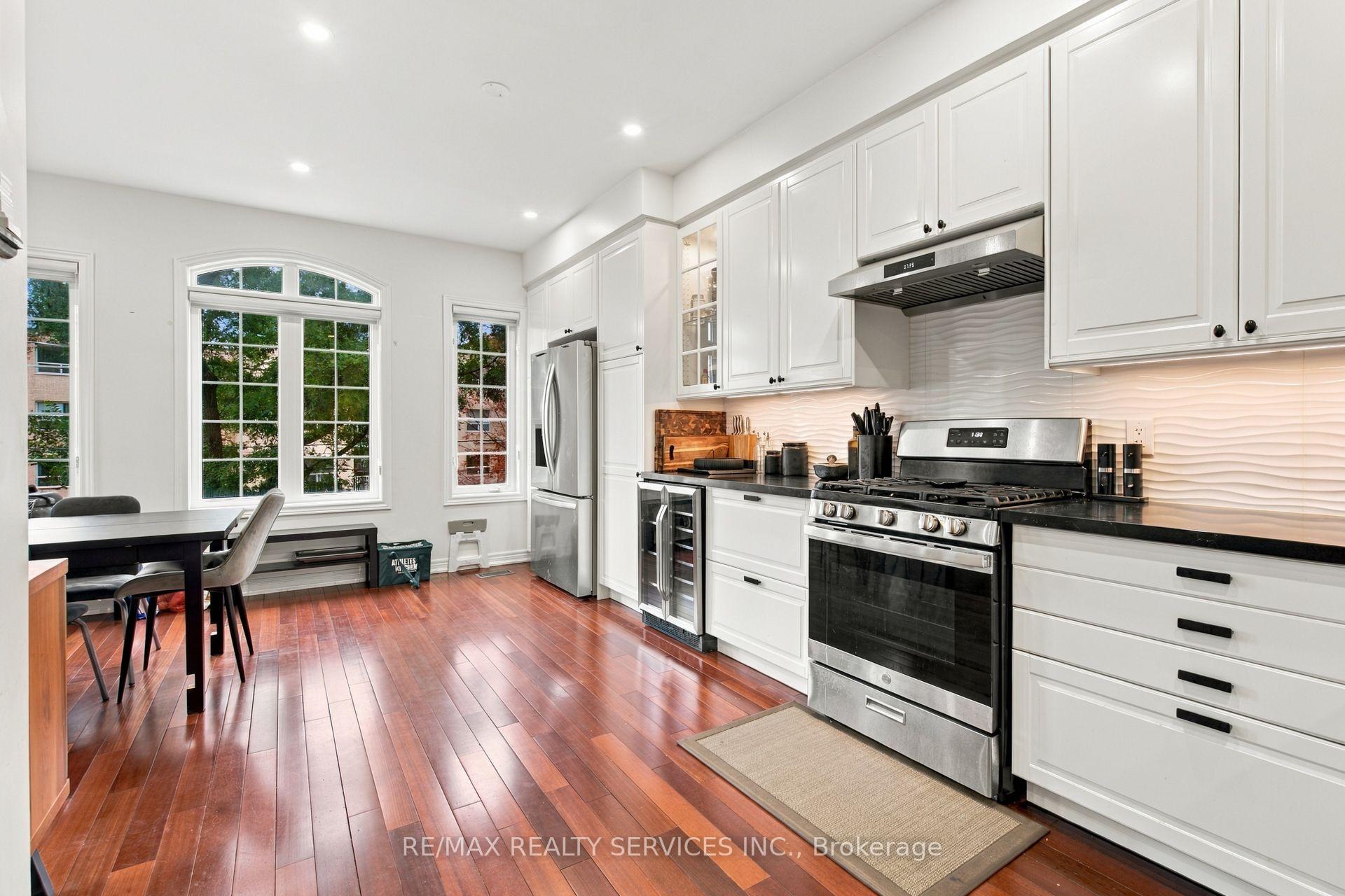 Photo 9 of 38 Bell Manor Drive, Etobicoke, Stonegate-Queensway — HOMEH