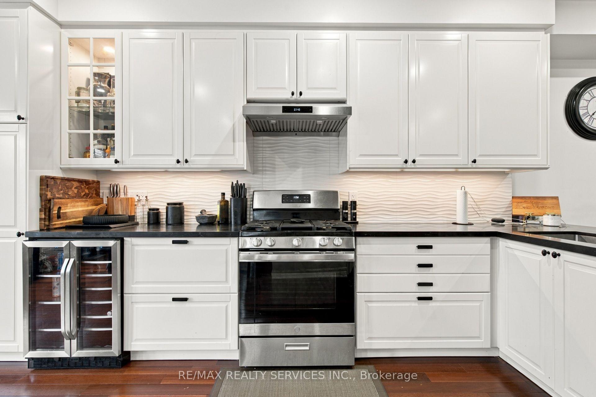 Photo 10 of 38 Bell Manor Drive, Etobicoke, Stonegate-Queensway — HOMEH
