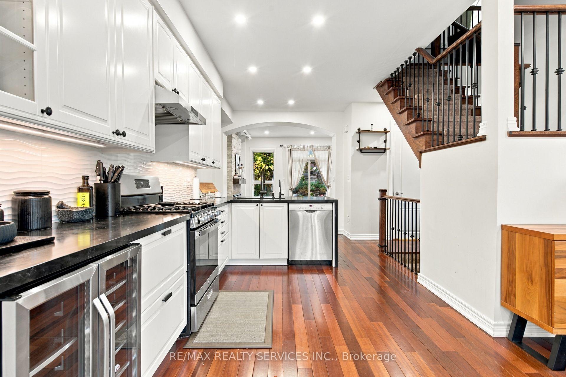 Photo 12 of 38 Bell Manor Drive, Etobicoke, Stonegate-Queensway — HOMEH