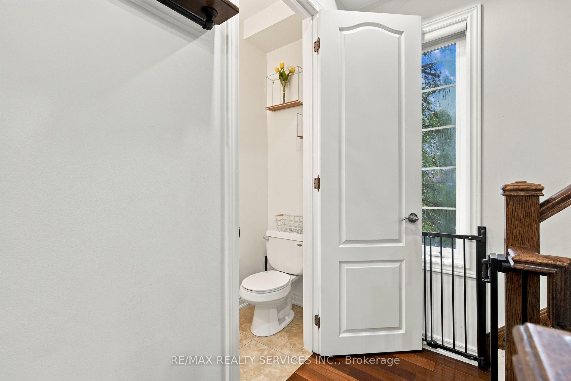 Photo 15 of 38 Bell Manor Drive, Etobicoke, Stonegate-Queensway — HOMEH