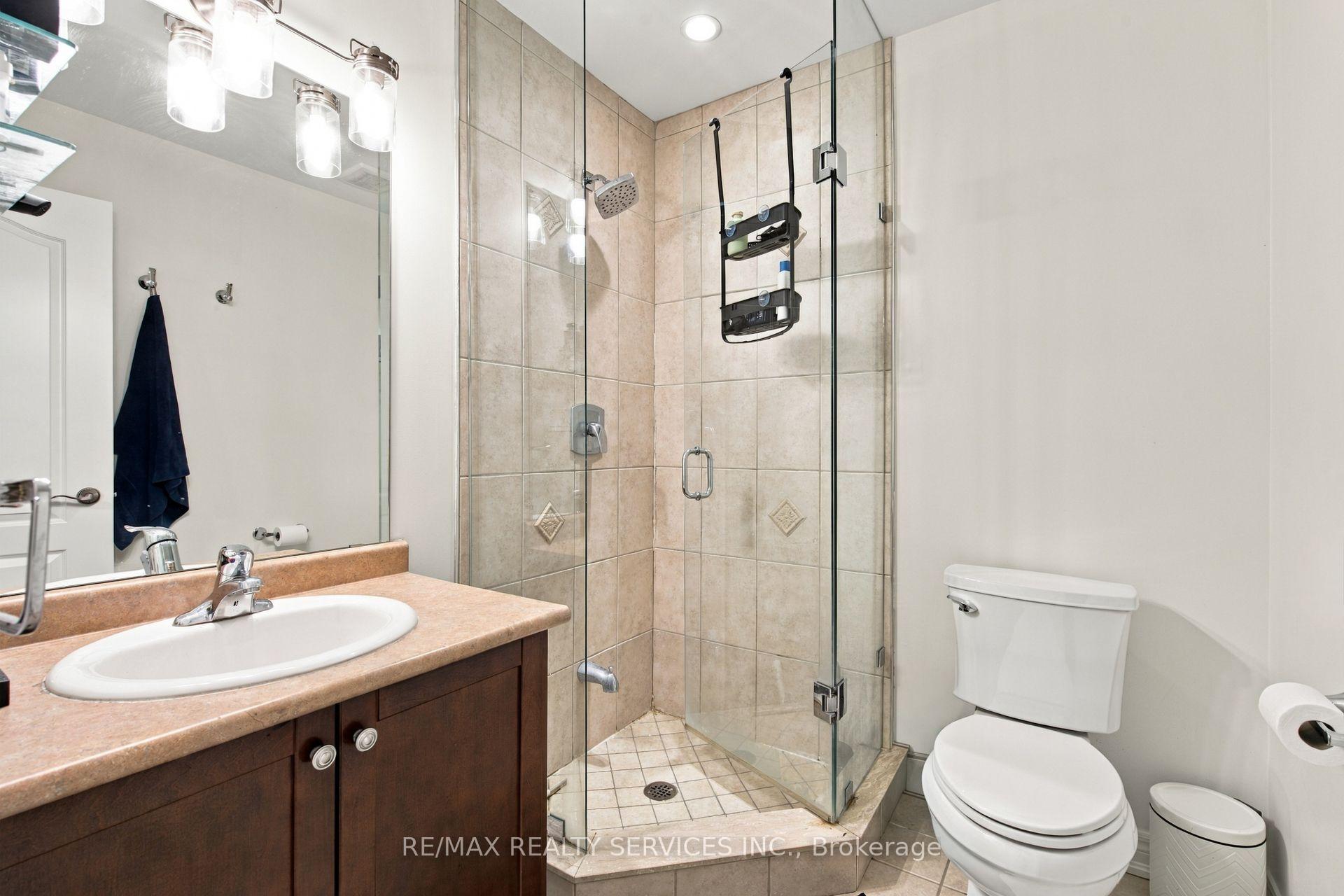 Photo 21 of 38 Bell Manor Drive, Etobicoke, Stonegate-Queensway — HOMEH