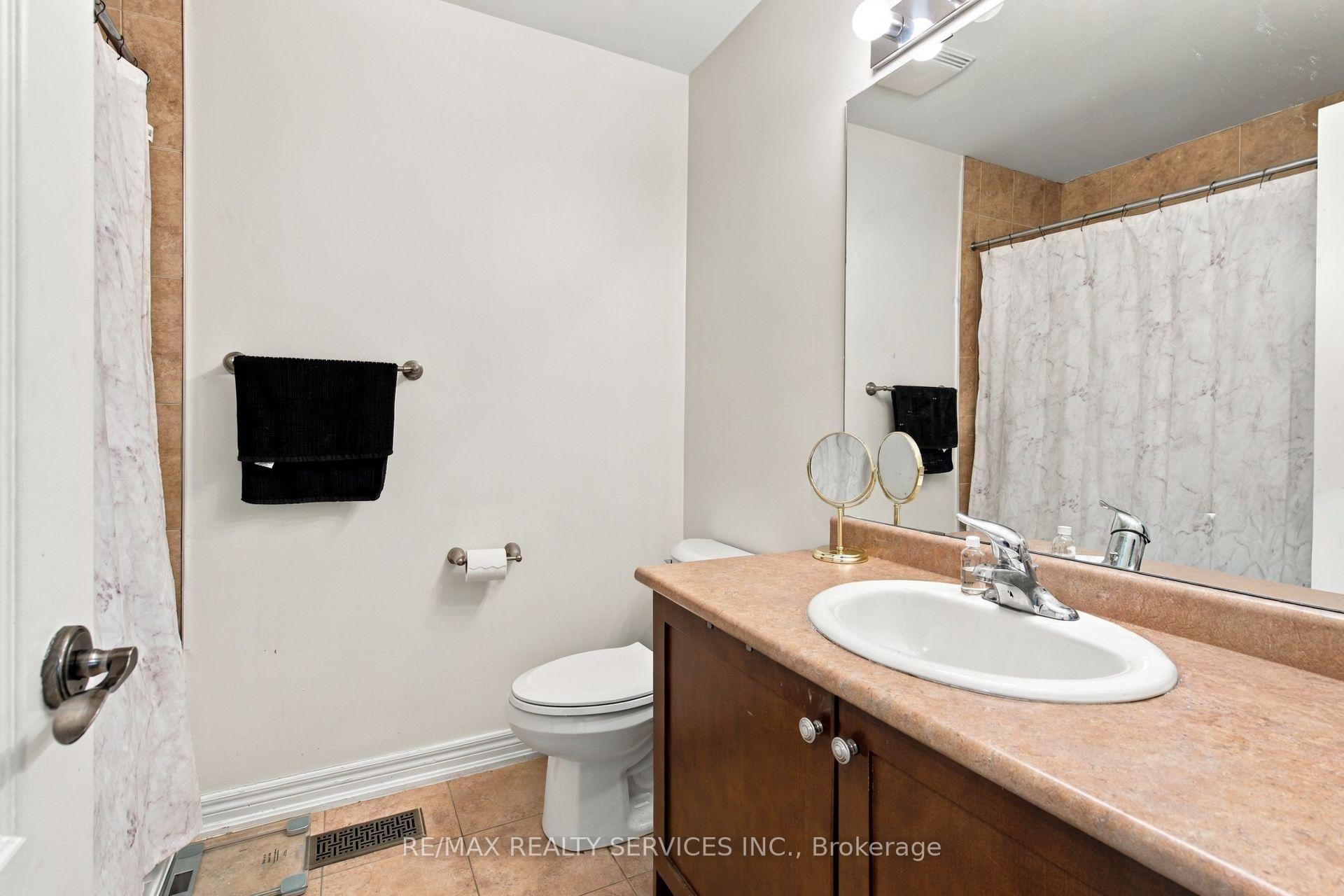 Photo 24 of 38 Bell Manor Drive, Etobicoke, Stonegate-Queensway — HOMEH