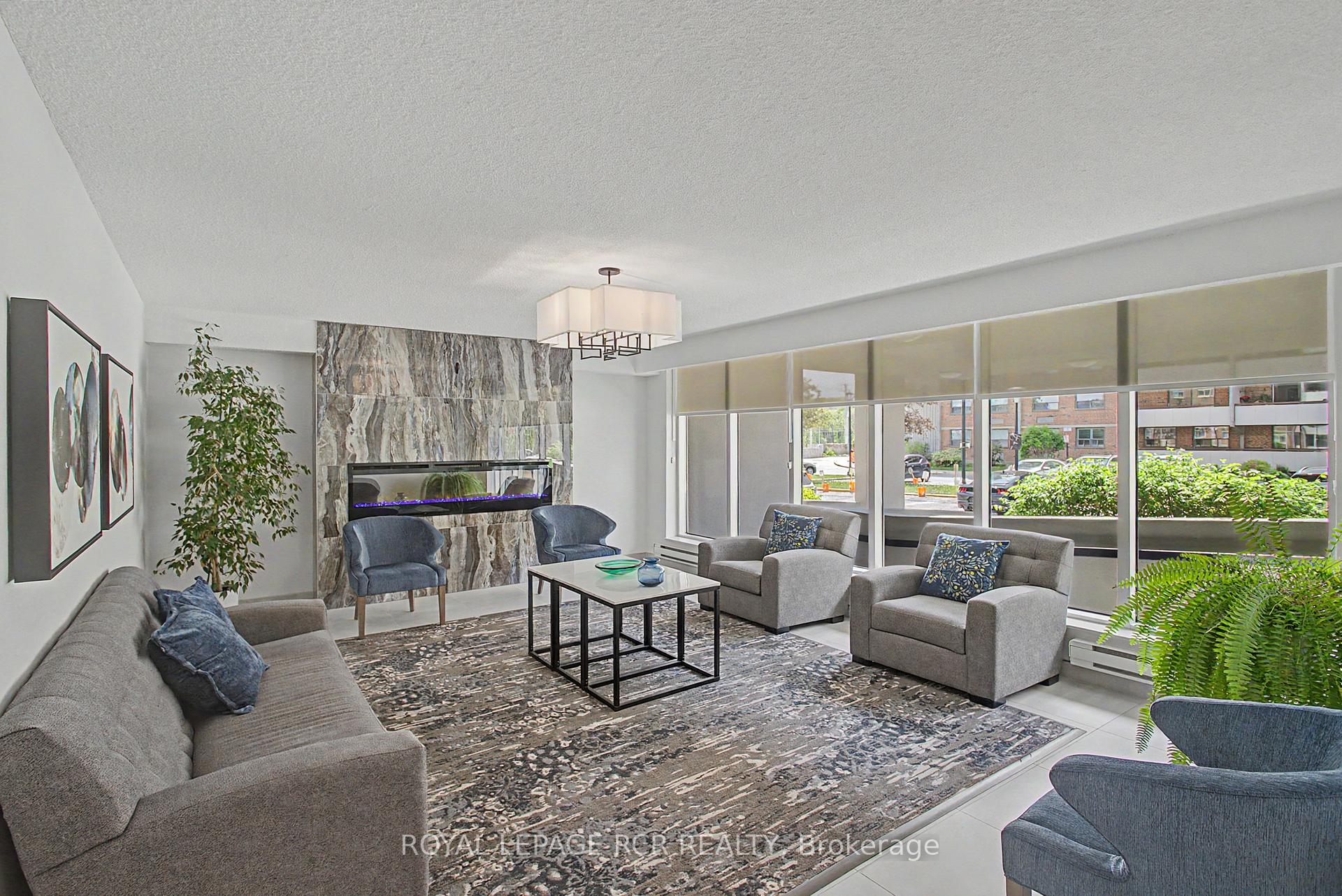 Photo 4 of Unit 1011, 40 William Roe Boulevard, Newmarket, Central Newmarket — HOMEH