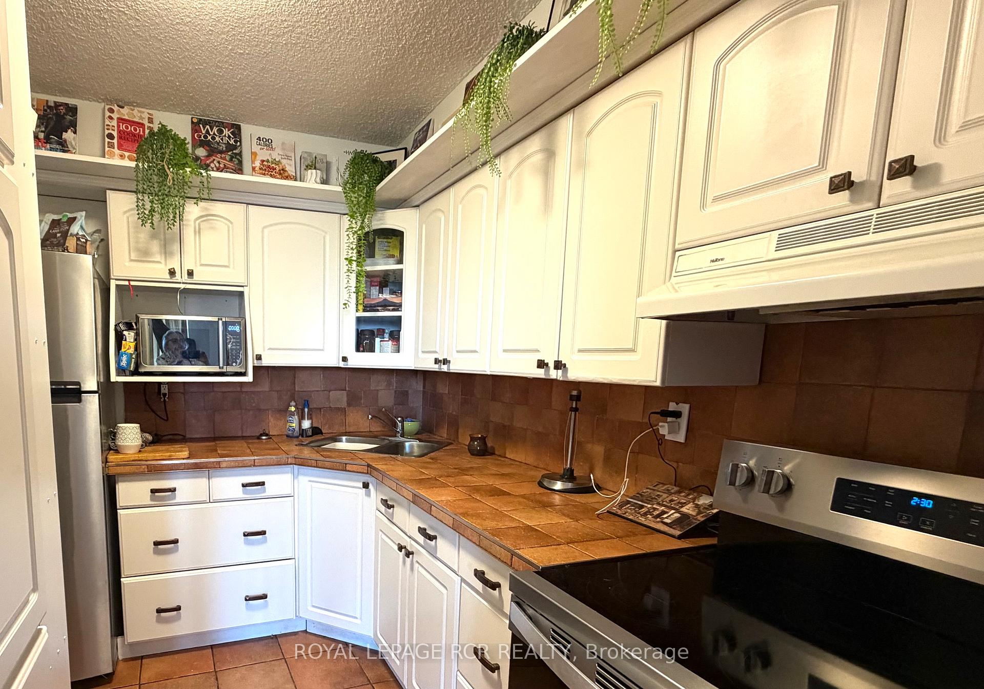 Photo 9 of Unit 1011, 40 William Roe Boulevard, Newmarket, Central Newmarket — HOMEH
