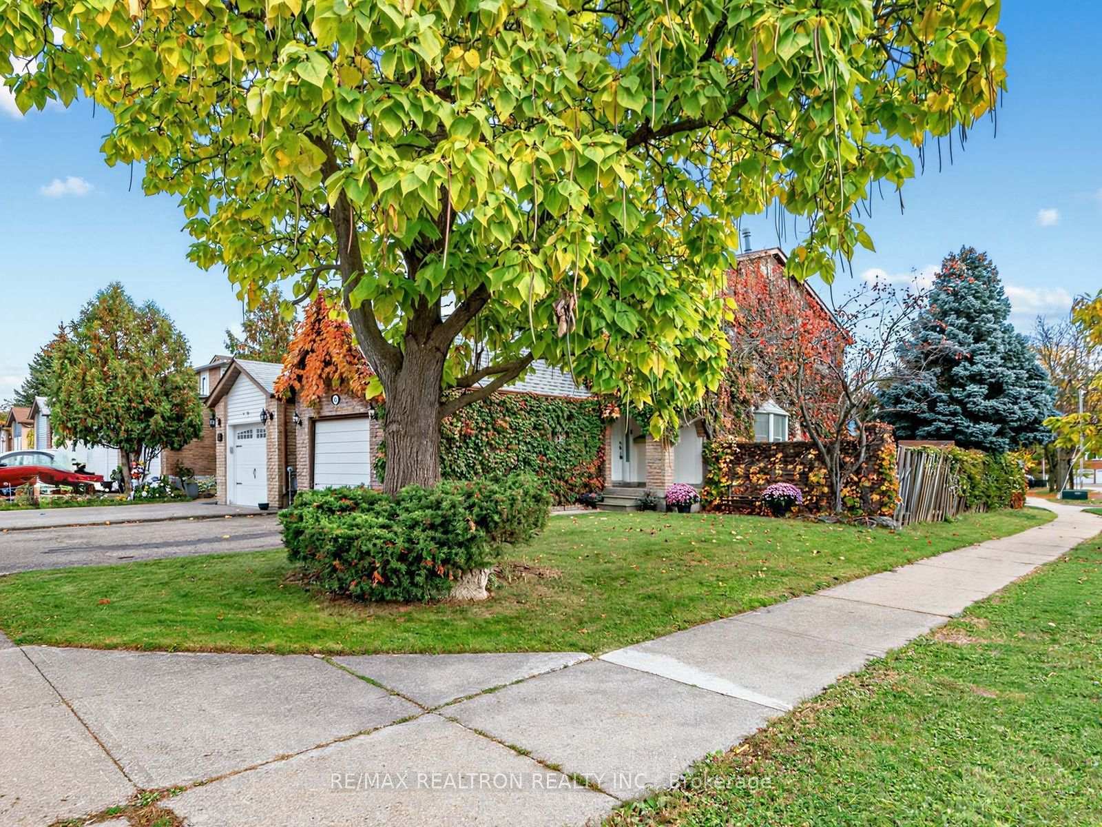 Photo 3 of 45 Mcclintock Crescent, Vaughan, Lakeview Estates — HOMEH