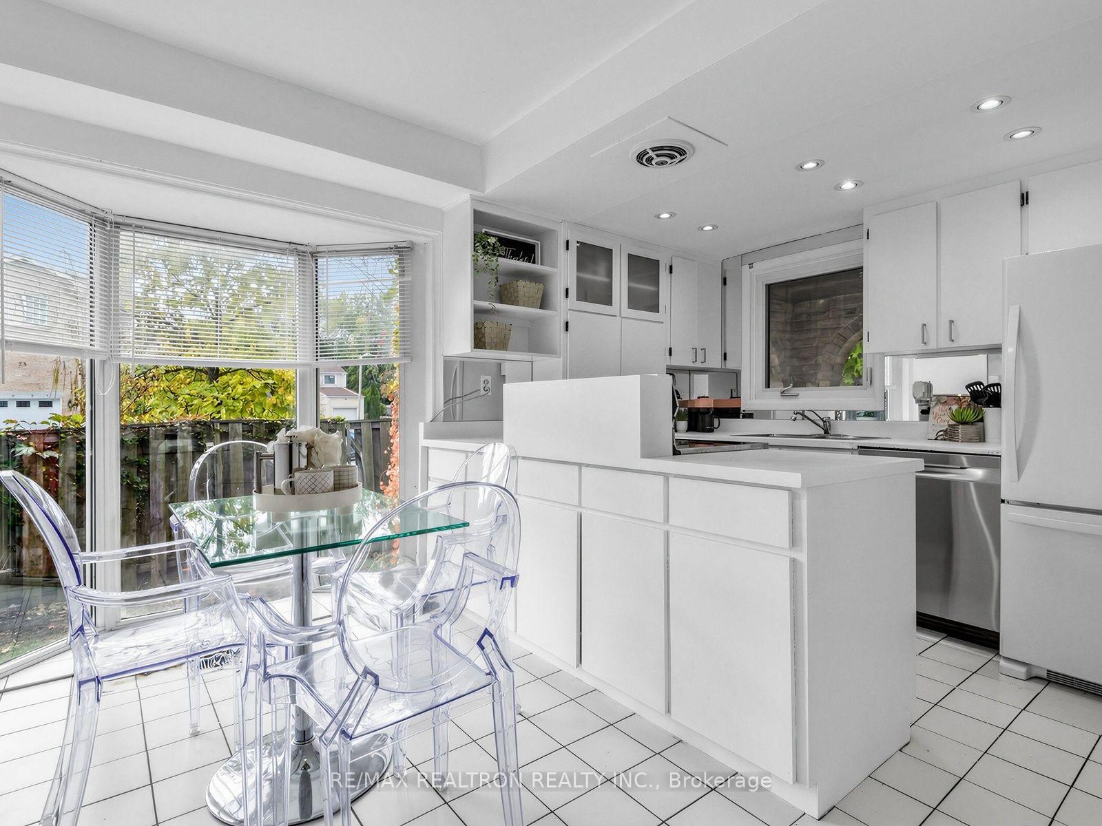 Photo 11 of 45 Mcclintock Crescent, Vaughan, Lakeview Estates — HOMEH