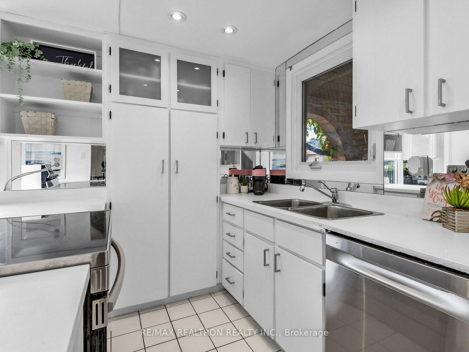 Photo 12 of 45 Mcclintock Crescent, Vaughan, Lakeview Estates — HOMEH