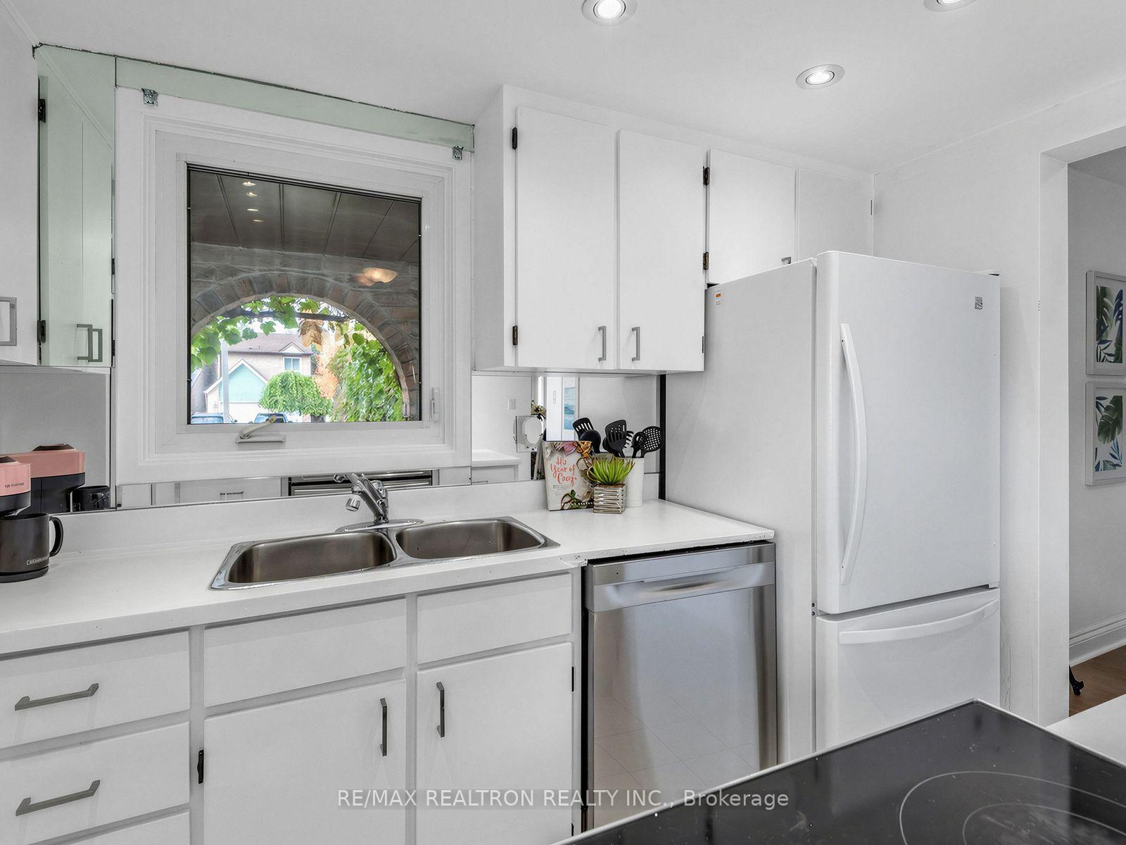 Photo 14 of 45 Mcclintock Crescent, Vaughan, Lakeview Estates — HOMEH