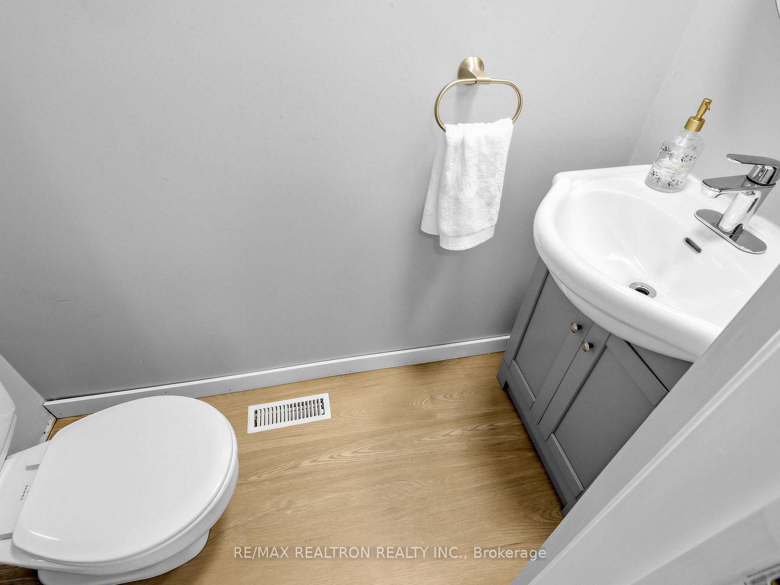 Photo 15 of 45 Mcclintock Crescent, Vaughan, Lakeview Estates — HOMEH