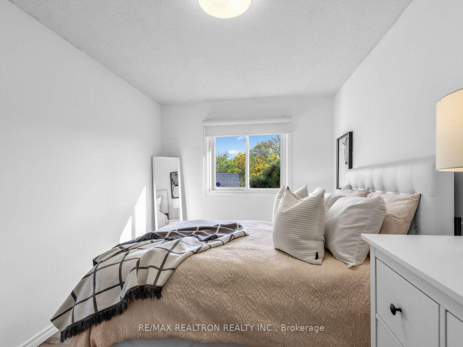 Photo 20 of 45 Mcclintock Crescent, Vaughan, Lakeview Estates — HOMEH