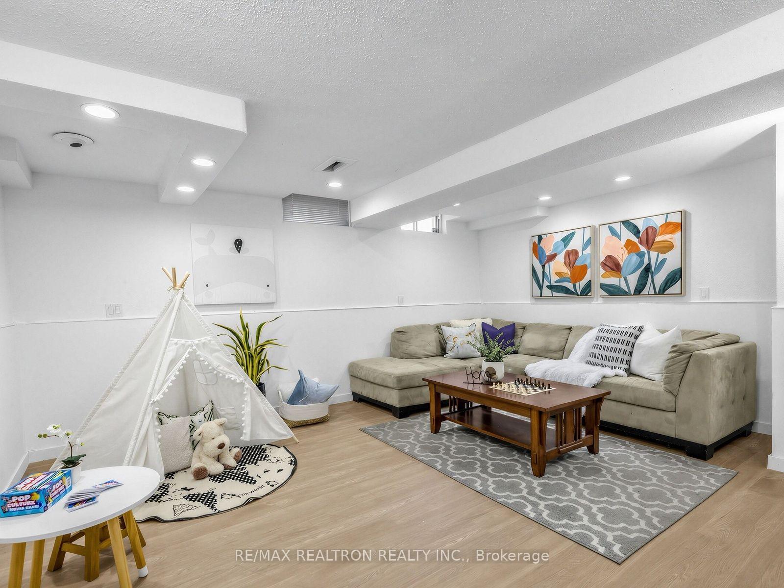 Photo 24 of 45 Mcclintock Crescent, Vaughan, Lakeview Estates — HOMEH