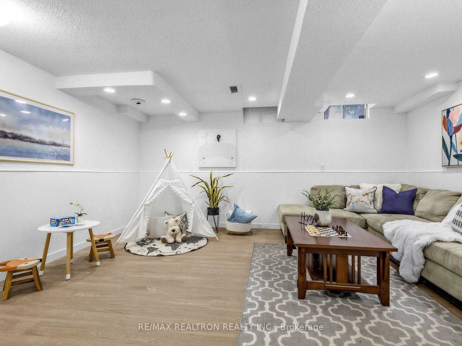 Photo 25 of 45 Mcclintock Crescent, Vaughan, Lakeview Estates — HOMEH