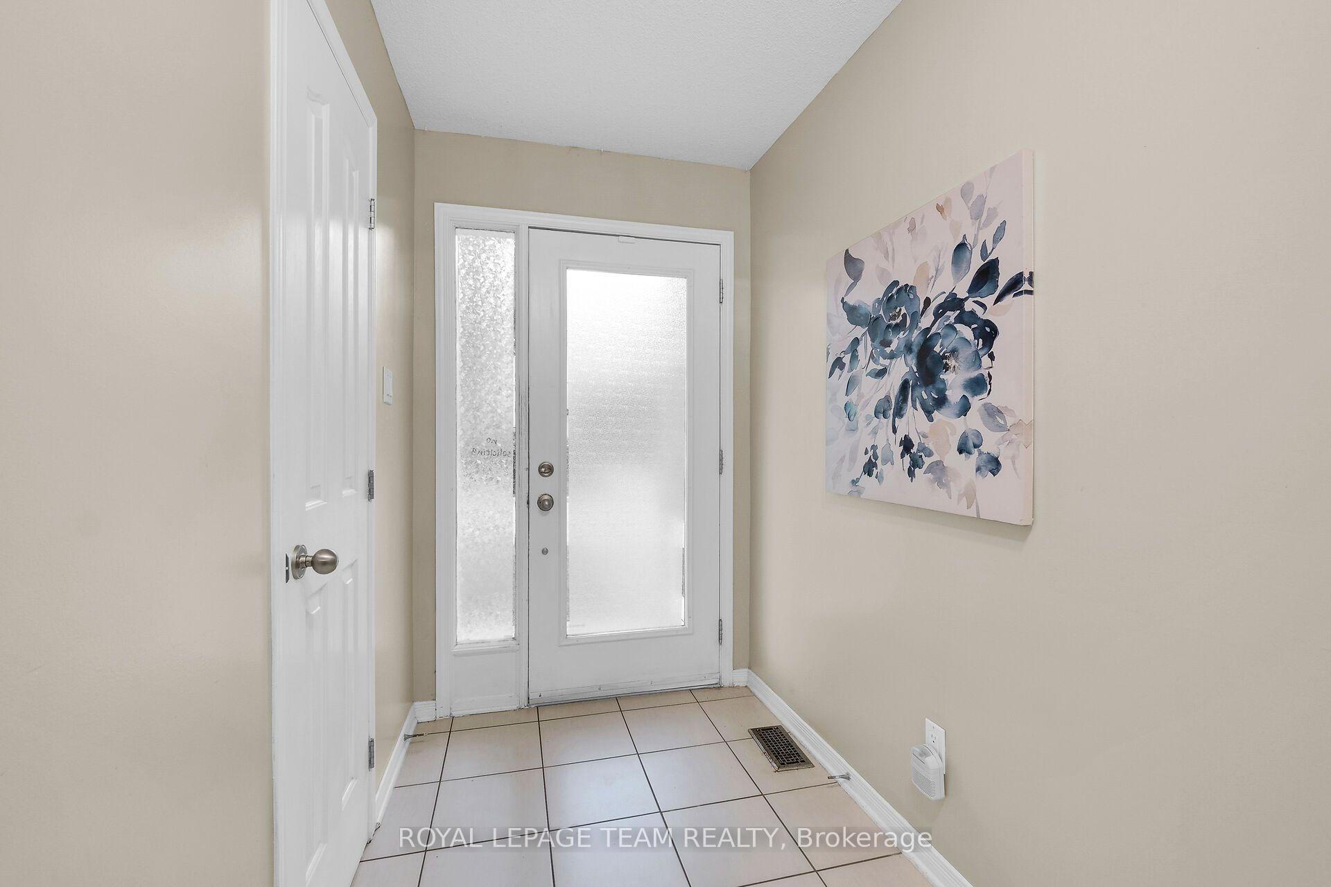 Photo 2 of 137 Corinth Private, Ottawa, Merivale Industrial Park/Citiplace — HOMEH