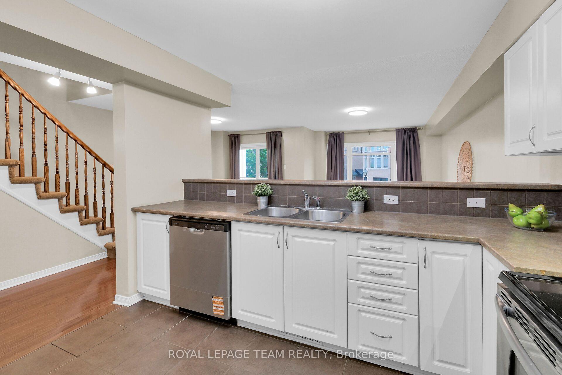 Photo 15 of 137 Corinth Private, Ottawa, Merivale Industrial Park/Citiplace — HOMEH