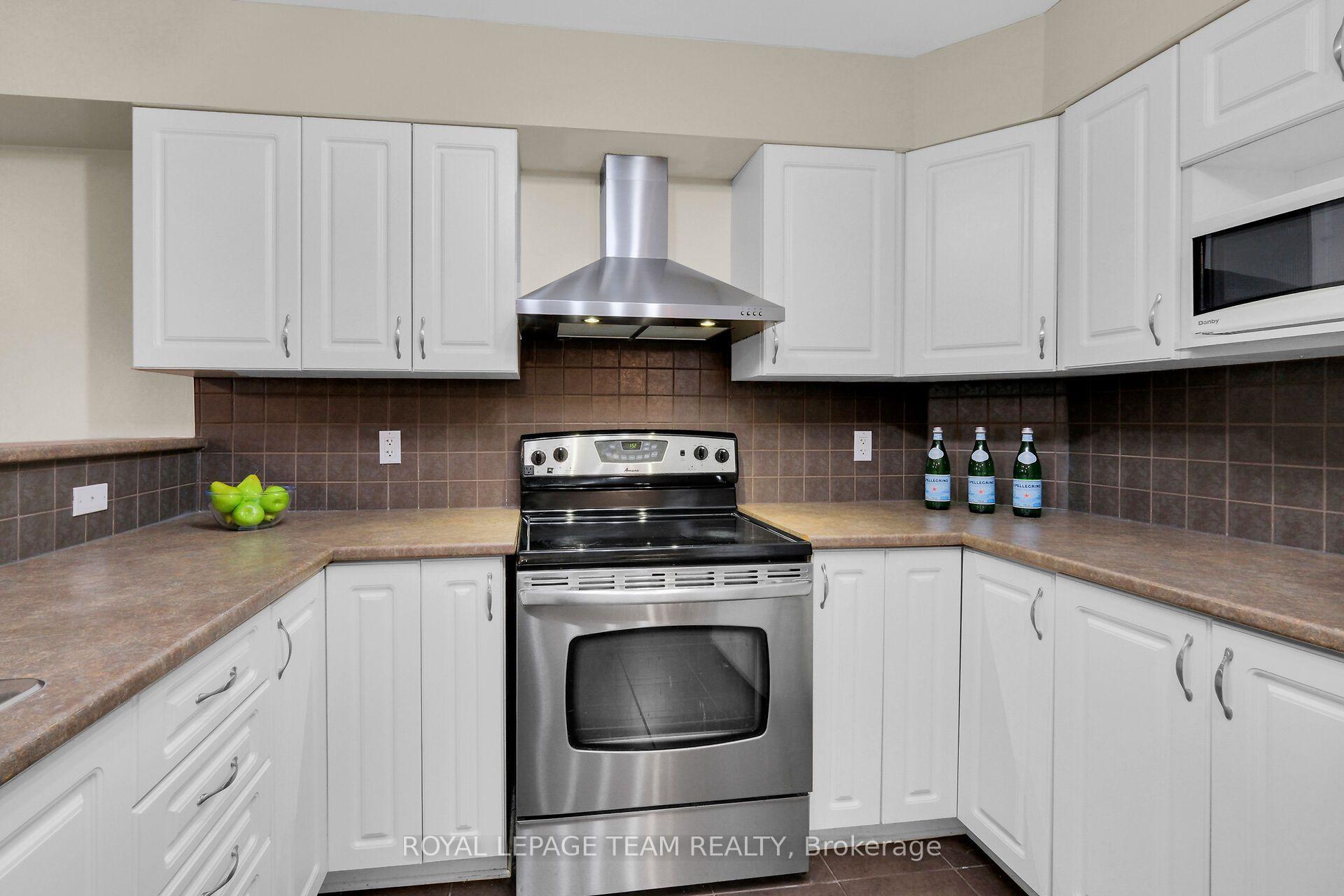 Photo 16 of 137 Corinth Private, Ottawa, Merivale Industrial Park/Citiplace — HOMEH