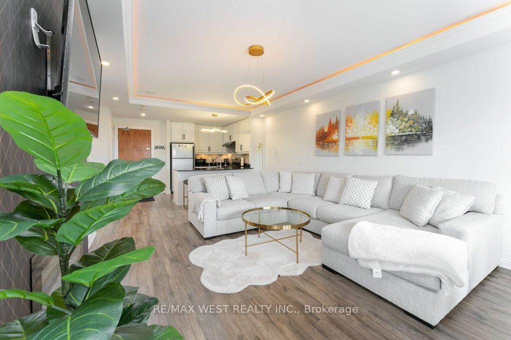 Photo 6 of Unit PH 413, 4620 Highway 7 Avenue, Vaughan, East Woodbridge — HOMEH