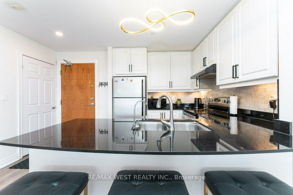 Photo 12 of Unit PH 413, 4620 Highway 7 Avenue, Vaughan, East Woodbridge — HOMEH