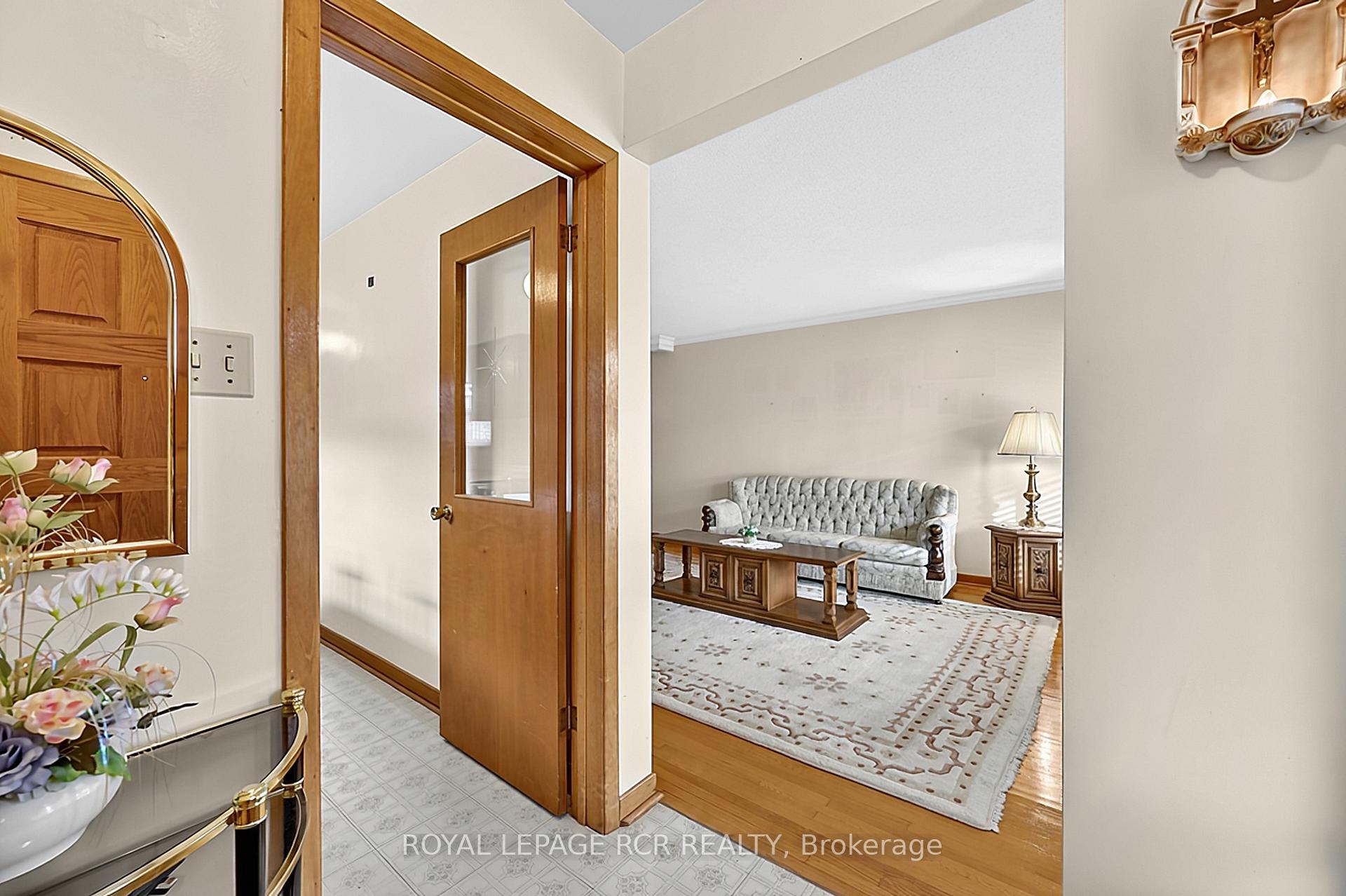 Photo 4 of 32 Bartel Drive, North York, Glenfield-Jane Heights — HOMEH